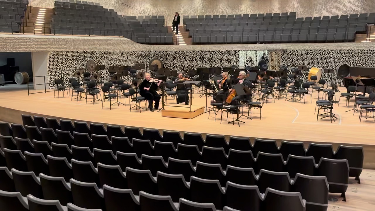 Smá brot af æfingu hjá Strokkvartettinum Sigga, en þau æfðu í Elbphilharmonie í Hamborg á tónleikaferðalagi sem þau voru á í vikunni ?
Í dag, Pálmasunnudag kl. 17 verða þau komin til okkar í Hallgrímskirkju og flytja eitt áhrifamesta verk tónbókmenntanna:
Sjö orð Krists á krossinum eftir Joseph Haydn.
Á tónleikunum fléttast verkið saman við valin erindi úr Passíusálmum Hallgríms Péturssonar, í anda upprunalegs flutnings verksins.
Ekki missa af þessari einstöku upplifun.
Miðasala fer fram í Hallgrímskirkju og á tix.is
HALLGRÍMSKIRKJA – ÞINN STAÐUR