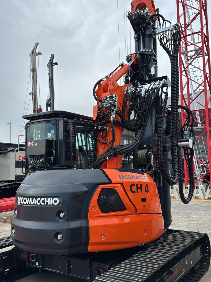 Another new #Comacchio CH4 multi purpose #PilingRig ready to leave the factory.
This compact little rig features:
Zero swing radius
CFA up to 750 mm diameter and 12 m depth
Rotary up to 900 mm diameter and 27 m depth
Low headroom options
Restricted acce