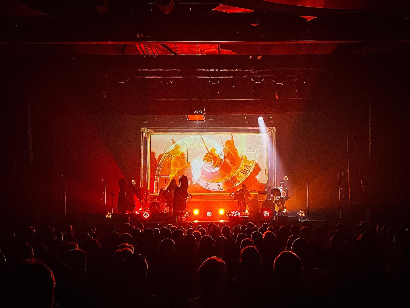 @highlandsaga.official | Highland Saga Tour 2022
Design & Programming: @johanneslaugwitz
Operator: @dennisbaumannlighting
📷 @dennisedge
#dennisbaumannlighting #highlandsaga #kaisershowtechnik @kaisershowtechnik #lightingdesign #ma2 @ma_lighting_international #dailybeams #brightnessblog @brightnessblog