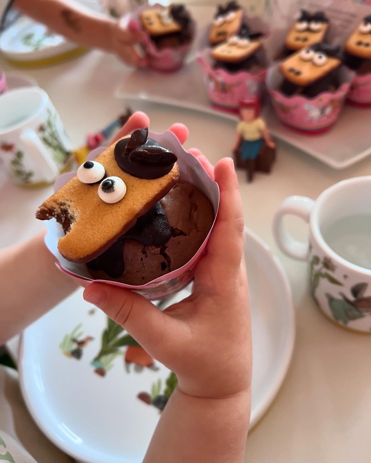 Der nächste Kindergarten wartet schon und somit haben wir auch heute eine tolle, laute und lustige Abschiedsparty gefeiert. Bibi und Tina liefen in Dauerschleife und Amadeus und Sabrina sind über die Spielterrasse galoppiert. Liebe H. Danke für die letzten 1 1/2 Jahre, die wir gemeinsam verbracht haben. Ich wünsche dir einen wunderschönen Start in deinem Kindergarten und mindestens genauso gute Freunde wie du sie hier hattest. Alles Liebe ?