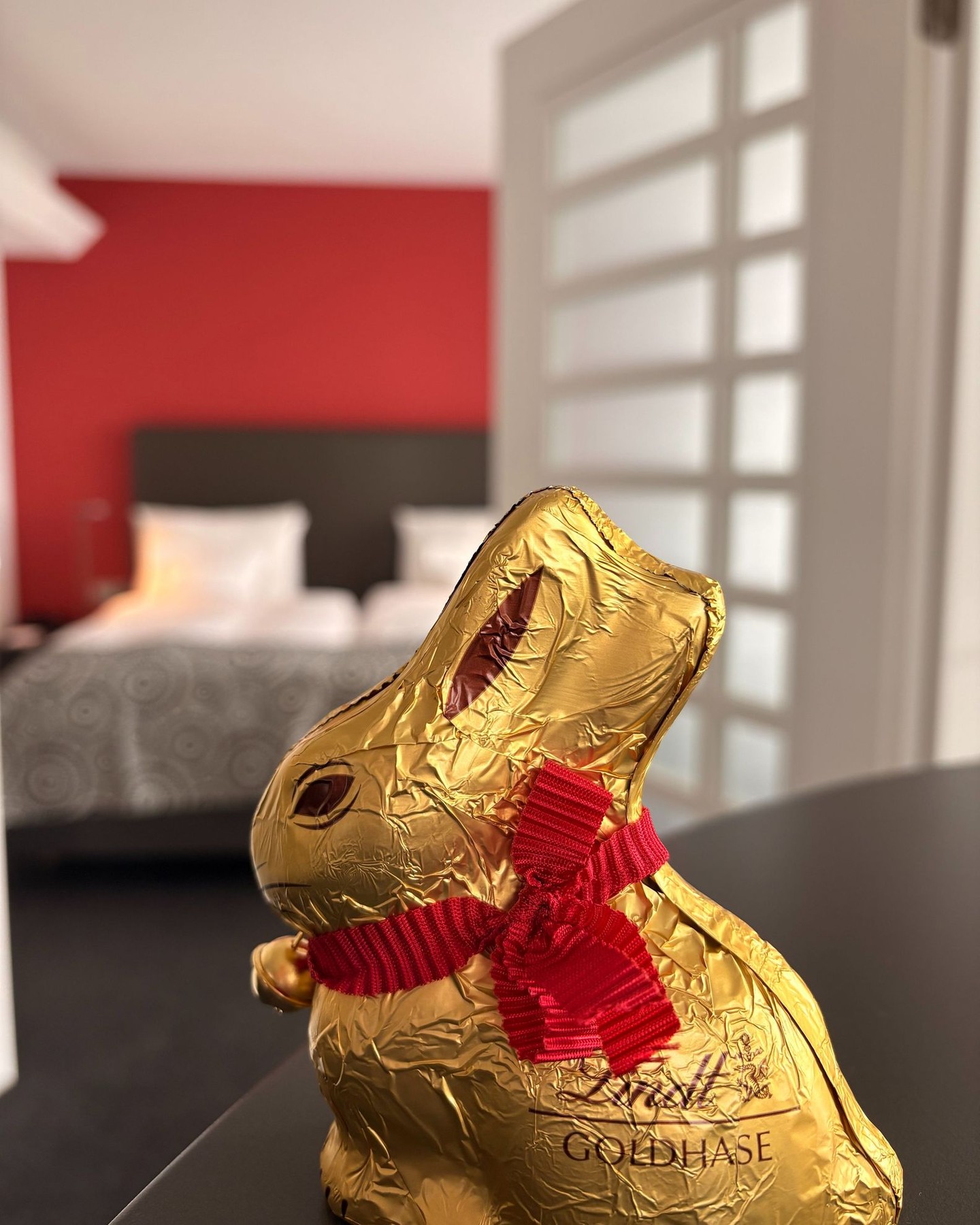 Der Osterhase war im MADISON unterwegs ??
Am Sonntag hat sich bei uns ein ganz besonderer Gast blicken lassen: der Osterhase!
Er war im Hotel unterwegs und hat unseren Gästen eine kleine Osterüberraschung vor die Zimmertüren gelegt.
So startet der Ostersonntag doch gleich mit einem Lächeln. ?
#themadisonhotel #hamburg #madisonmoments #osterzeit #kleinefreude