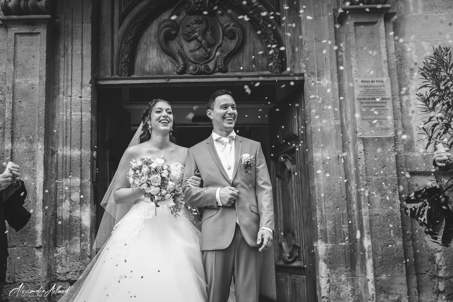 Ils ont dit "Oui" ! Echange des alliances 💍
#mariage #mariages #alliances #mariageenprovence #wedding #weddingdress #robemariage #weddingrings #mariagemairie
#robedemariee #costumemariage
#photographesalondeprovence #bride #studiodysphanie #ceremoniemariage #photographemariage #weddingphotography
#studiodysphaniephotographie #studiodysphanie #photonoiretblanc #blackandwhiteweddingphotography #aillaudalexandrephotographe #weddingphotographer