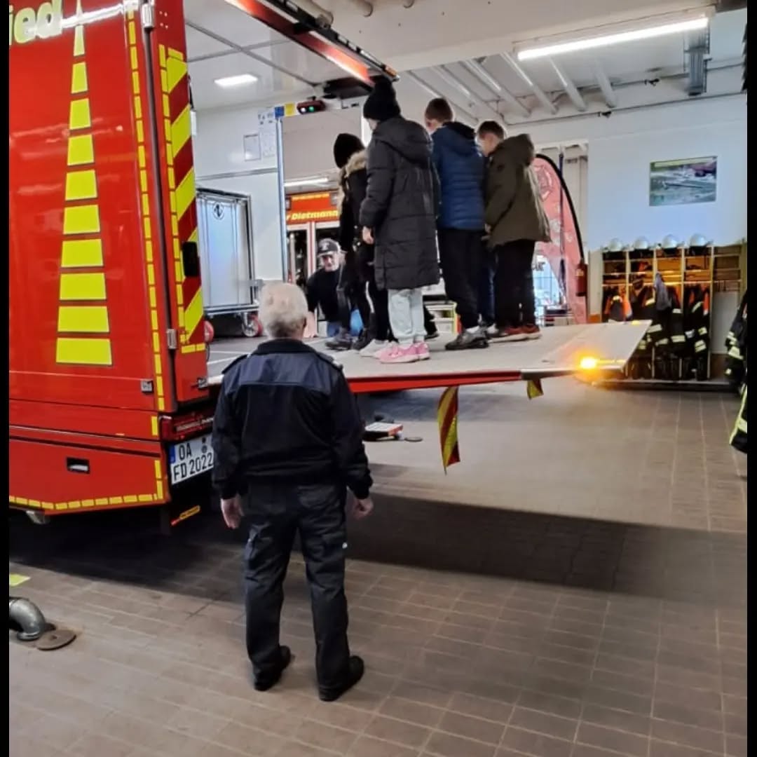 Heute hatten wir dir dritten Klassen der Schule Dietmannsried bei uns zu Besuch. Wir durften ihnen theoretisch, aber auch praktisch vieles rund ums Thema FEUERWEHR näher bringen. Allen Beteiligten hat es eine Menge Spaß gemacht.