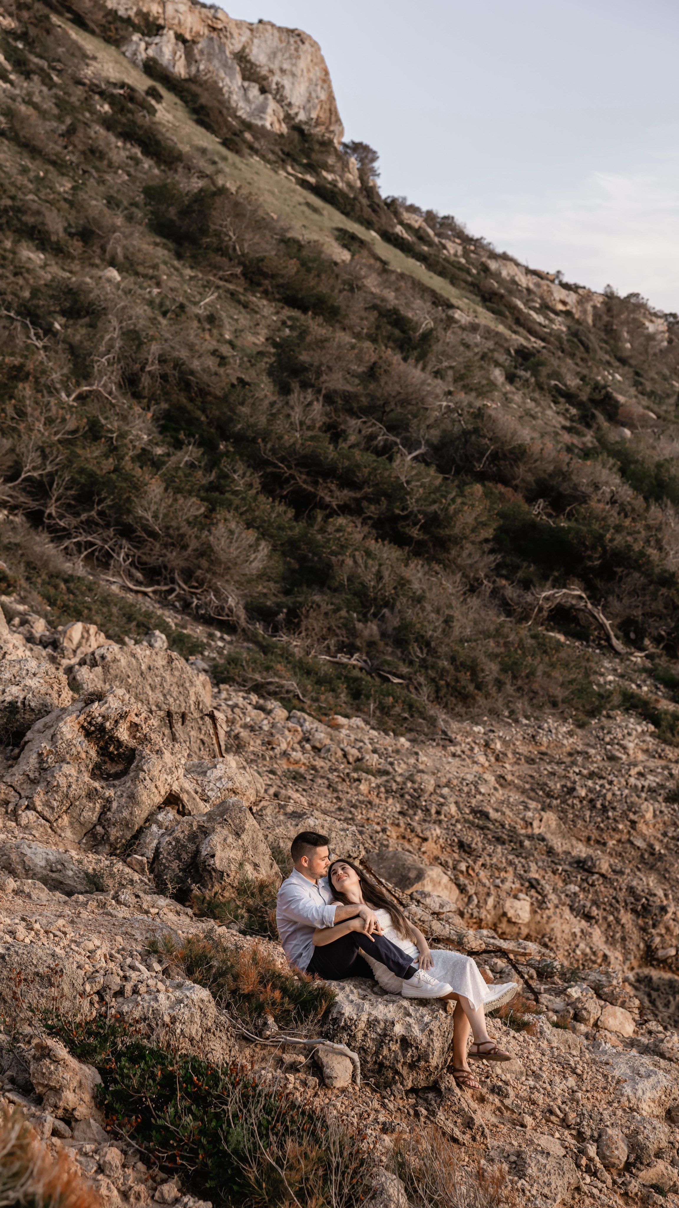 Hay algo especial en las sesiones de preboda… ?
Es el momento de parar, respirar y conectar antes de que llegue el gran día. Sin nervios, dejando las prisas en casa, solo vosotros siendo vosotros.
Pilar & Álvaro se casan el próximo 18 de julio, y este ratito juntos fue la mejor forma de empezar a contar su historia.
Me encanta cómo en estas sesiones todo fluye de forma natural: las miradas, las risas, la complicidad… todo lo que luego hará que el día de la boda sea aún más especial.
Nos vemos muy pronto ✨
? Prisca Laguna, fotógrafa de bodas en Mallorca