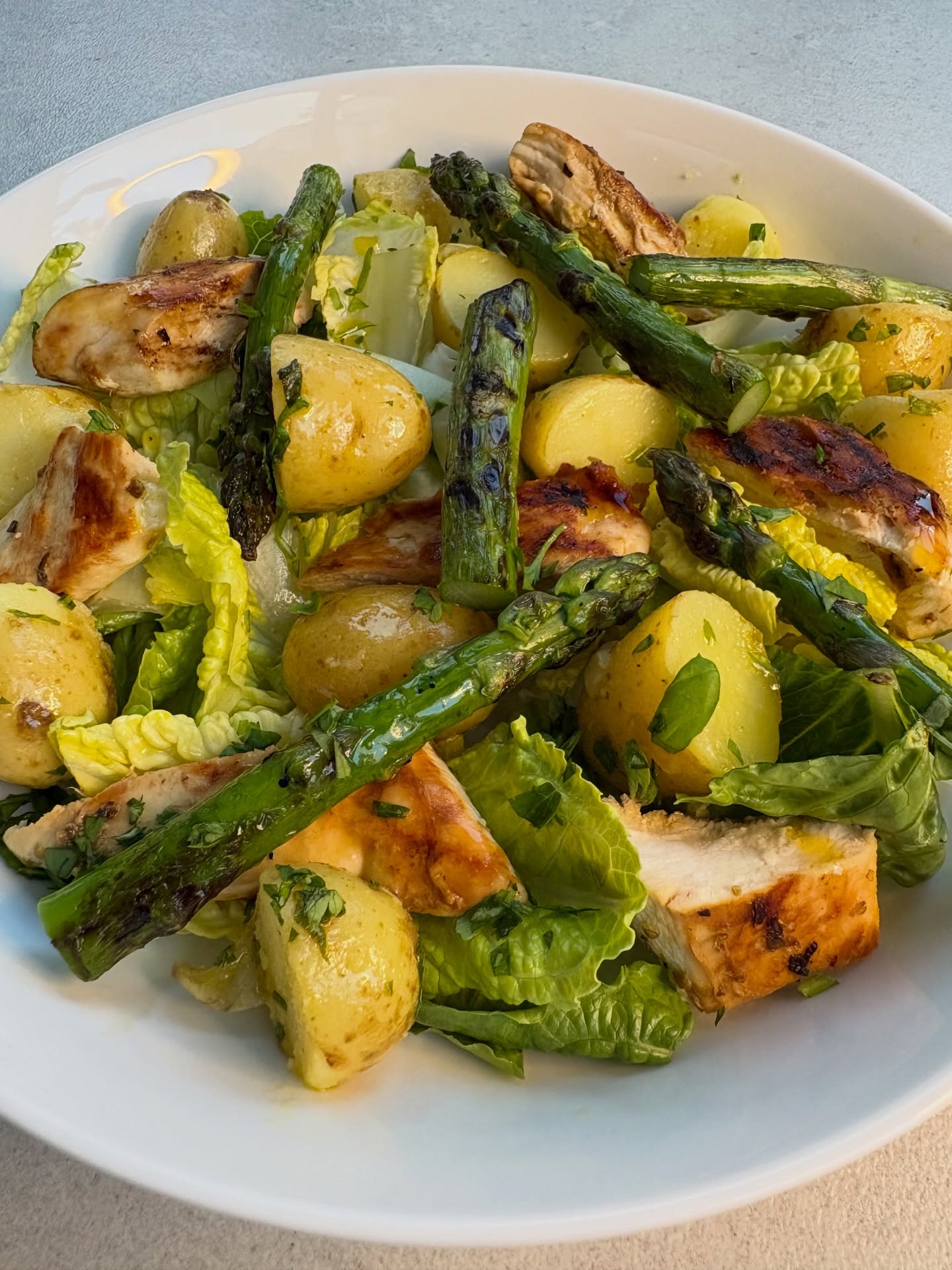 Spotted these new Mallorcan potatoes in Tesco this morning, along with some gorgeous bunches of British Jubilee asparagus, so clearly that’s what we were having for dinner! Steamed the potatoes then dressed them in a lemon vinaigrette, with finely chopped basil and flat leaf parsley. Then marinated chicken breasts in lemon juice, olive oil and oregano (like souvlaki) and griddled them and the asparagus. Served it on a bed of romaine heart leaves with more herbs, and finished with a drizzle more of the lemon vinaigrette. Husband declared it a hit!
@britishasparagus
#britishasparagus #asparagus #chickensalad