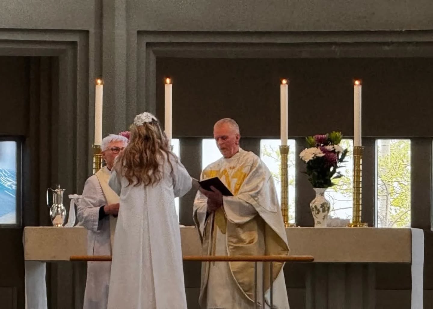 HALLGRÍMSKIRKJA
12. apríl 2026 kl. 11:00
Með þér alla daga
Fermingarmessa á fyrsta sunnudegi eftir páska
Sr. Eiríkur Jóhannsson og sr. Irma Sjöfn Óskarsdóttir þjóna fyrir altari ásamt Kristnýju Rós H. Gústafsdóttur djákna.
Félagar úr Kór Hallgrímskirkju syngja. Organisti er Steinar Logi Helgason.
Hvar er fjársjóðurinn þinn?
Sunnudagaskólinn er á sínum stað
Umsjón hafa Ragnheiður Bjarnadóttir, Kristbjörg Katla Hinriksdóttir og Lilja Rut Halldórsdóttir.
HALLGRÍMSKIRKJA – ÞINN STAÐUR