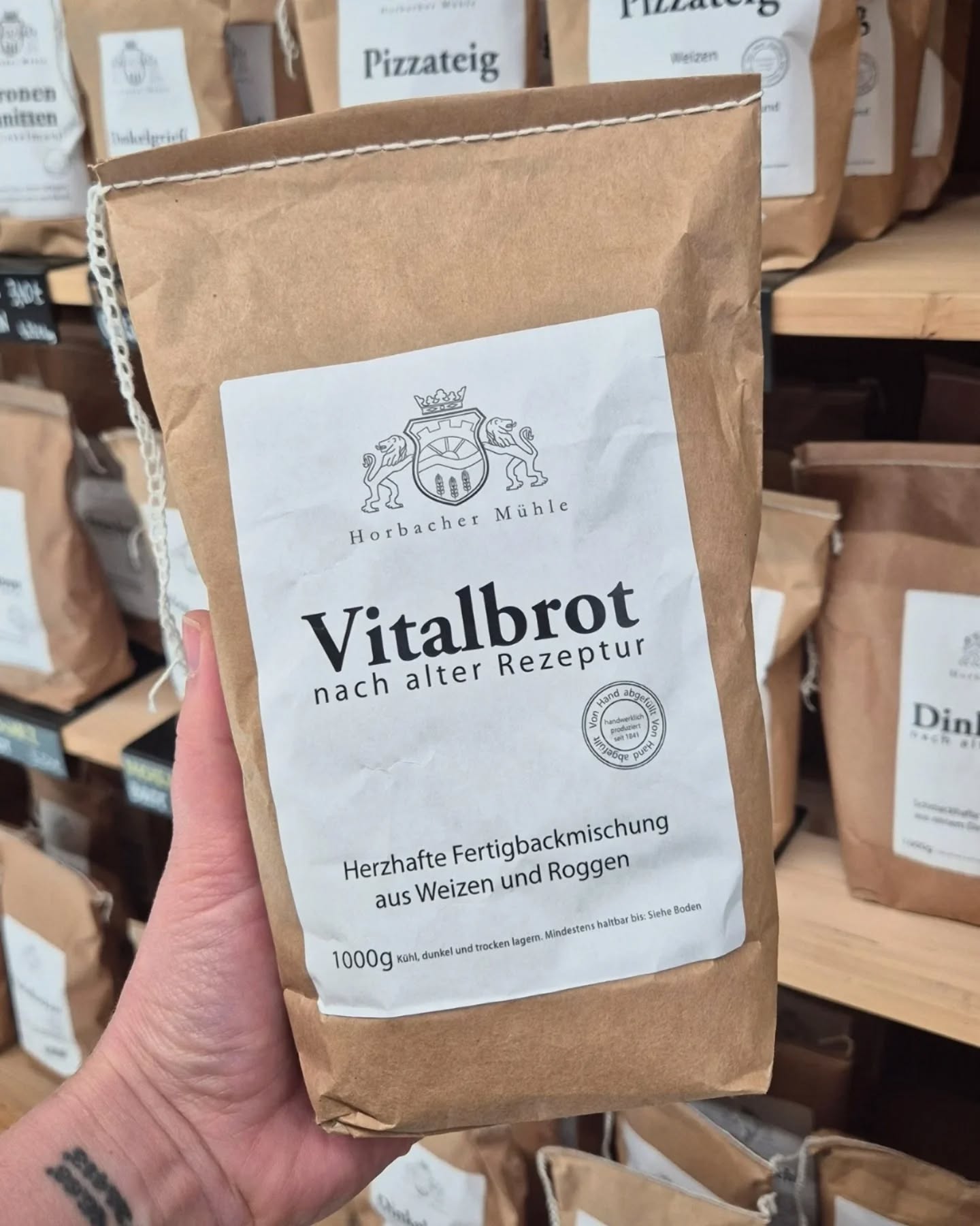 Ein Teil unseres Sortiments entsteht hier auf dem Hof.
Und ein Teil kommt von anderen.
Wir wählen bewusst aus,
was zu uns passt.
Schauen genau hin,
wie es hergestellt wird
und wer dahintersteht.
Viele der Produkte kennen wir schon lange.
Manche haben wir erst entdeckt.
Was wir hier anbieten,
nutzen wir auch selbst.
So entsteht ein Sortiment,
das sich ergänzt
und stimmig bleibt.
#hofladen #direktvermarktung #ehrlichelebensmittel #auswahlmitgedanken #regiongenießen