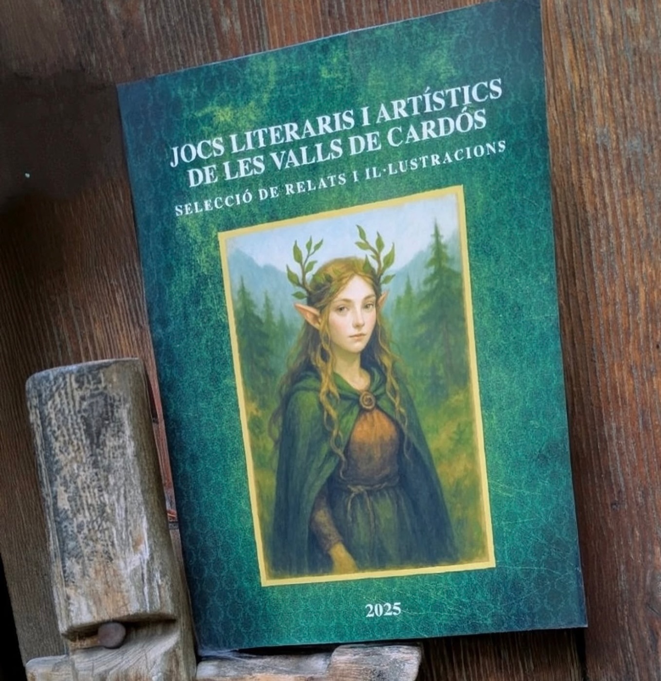 ✨ Quan el territori explica les seves històries, nosaltres les imprimim.
Els Jocs Literaris i Artístics de les Valls de Cardós ja són un llibre de debò. I quin llibre!
Més de 80 pàgines de relats i il·lustracions impreses en paper estucat semimate d’alta qualitat — perquè les paraules i les imatges mereixen un suport a l’alçada.
Amb una portada, plastificada en brillant, amb aquell tacte tan agradable que fa que no el puguis deixar anar.
Una associació amb una idea. Un territori amb talent. I una empresa local que ho converteix en objecte real, tangible, que es pot tocar i guardar per sempre!
Moltes, moltes, moltes gràcies i felicitats!?️
#impressió #territori #cultura