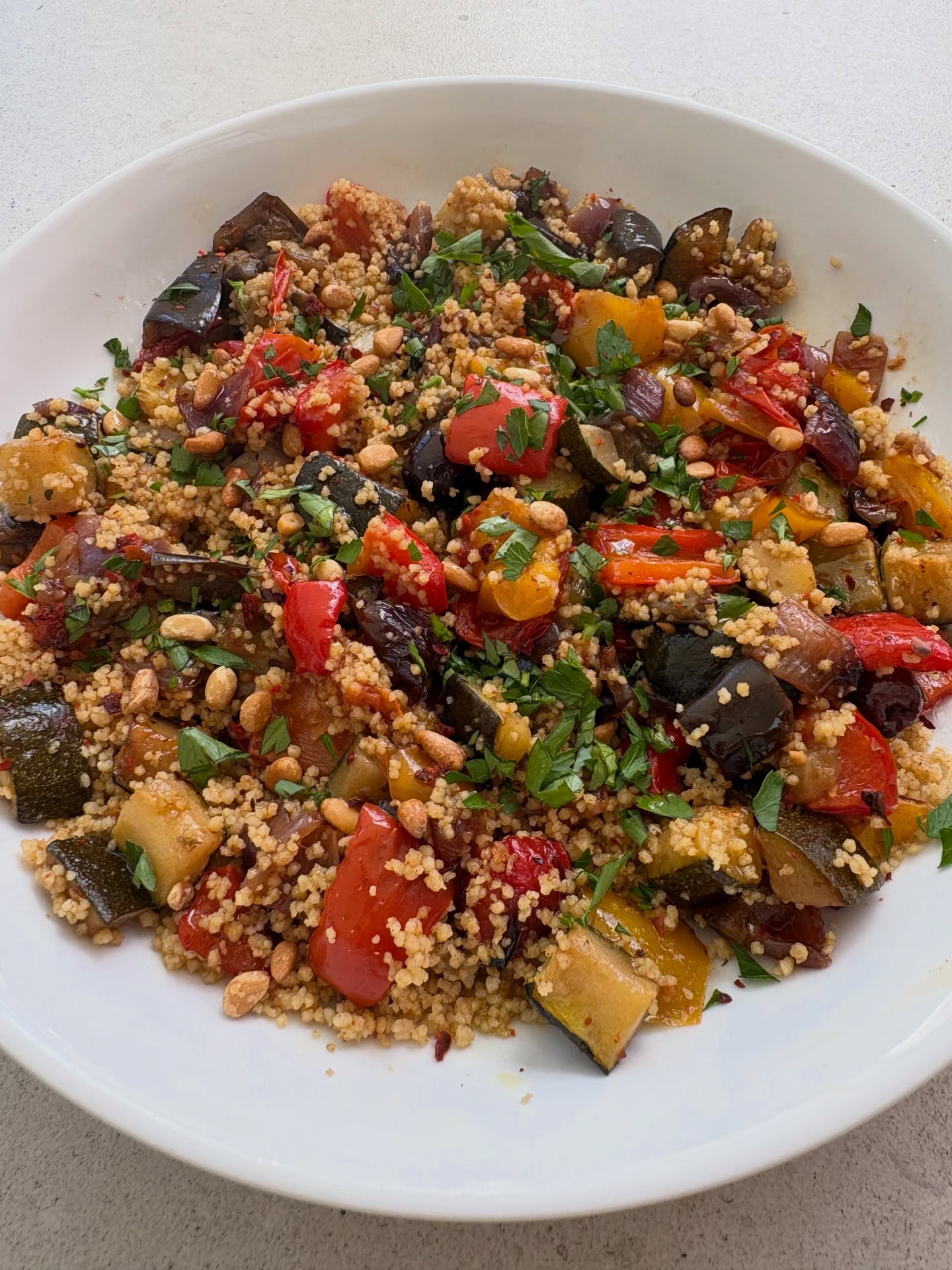 I’d made some Ras el hanout spiced cous cous and my oven roasted ratatouille to go with pan fried salmon the other night. It’s such a lovely combination but there were leftovers, so the next day, I mixed them together with some toasted pine nuts and chopped flat leaf parsley and hey presto, yummy salad! Served it with falafels, hummus and some salad leaves. Hope Owen @useupwhatyouhavegot would have approved…
Recipes on my website.
#couscoussalad #lunchideas #nofoodwaste