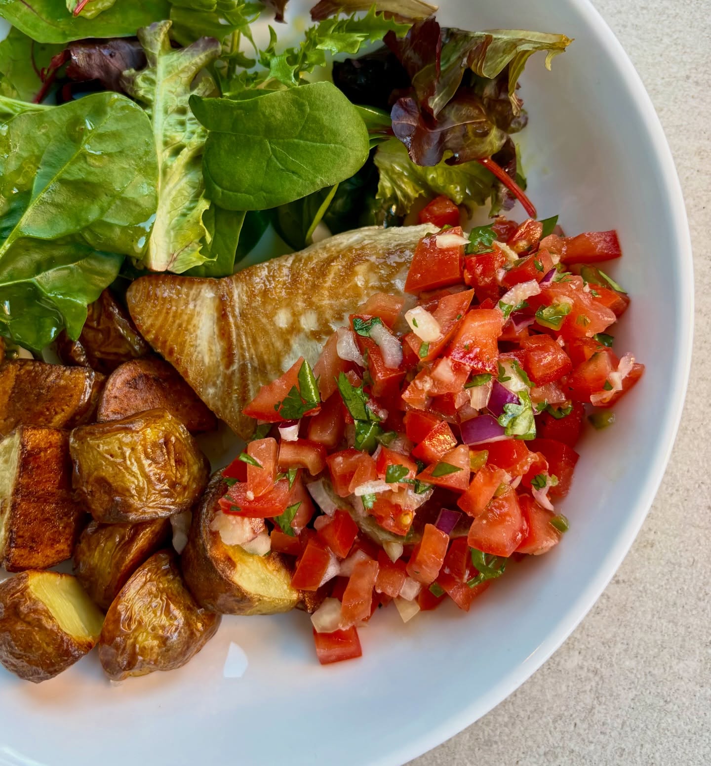 I love Pico de Gallo salsa and although it’s obviously delicious with Mexican, it’s also so good with beautiful tuna steaks. The French often serve the tomato-based Sauce Vierge with fish, and this is not dissimilar, just a little hotter!
Went really well with herb roasted charlotte potatoes and a simple green salad.
Recipe on my website.
@britishtomatoes
#tuna #tomatosauce #salsa