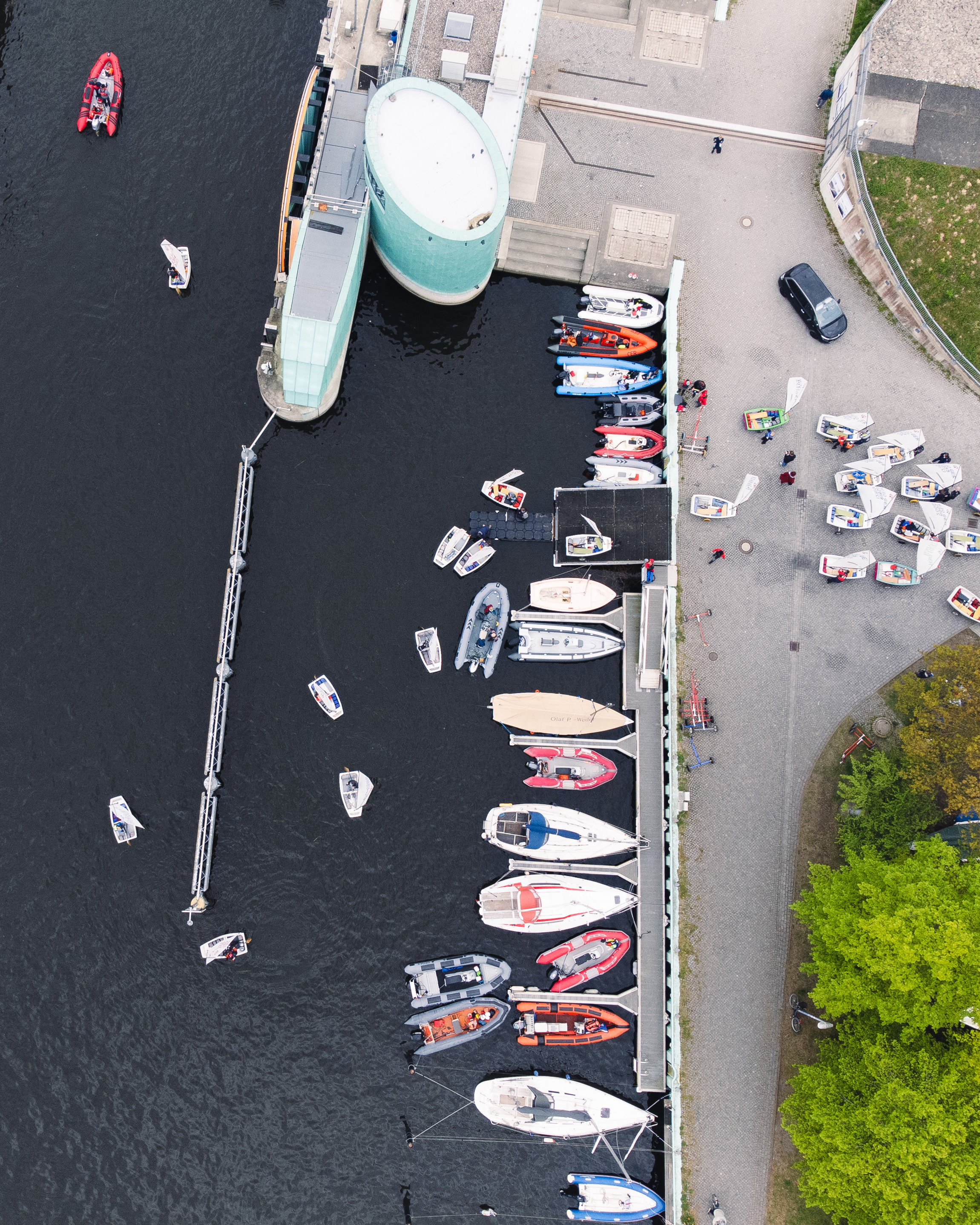 Erfolgreiches Wochenende beim Boddenpokal!
Mit 3 Opti-A und 2 Opti-B SeglerInnen waren wir zu Gast bei der GJA Greifswald. Während wir am Samstag bei Top-Bedingungen gleich 4 Wettfahrten absolvieren konnten, reichte der Wind am Sonntag noch für ein finales Rennen.
Wir sind super stolz auf die Ergebnisse – besonders hervorzuheben ist der starke 12. Platz (von 50) in Opti A.
Vielen Dank für die exzellente Wettfahrtleitung und die Gastfreundschaft!