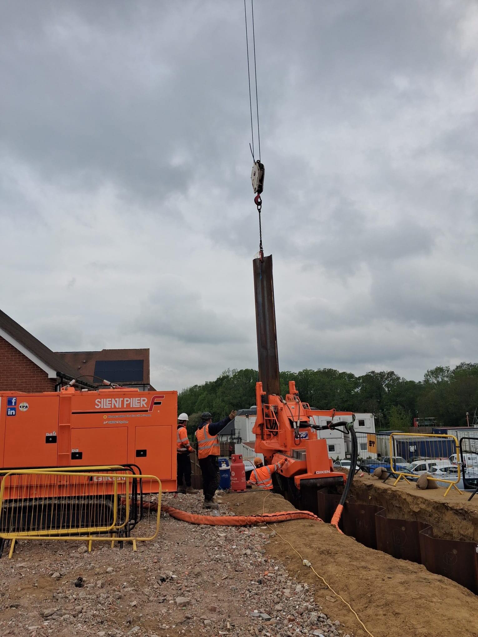 #Giken F301 #SilentPiler supplied on hire with operator, supervisor and banksman for @franki_foundations_uk in Fleet installing Z section #SheetPiles
#TeamOrange
#OneStopShop
PilingSpecialists
@agdequipment