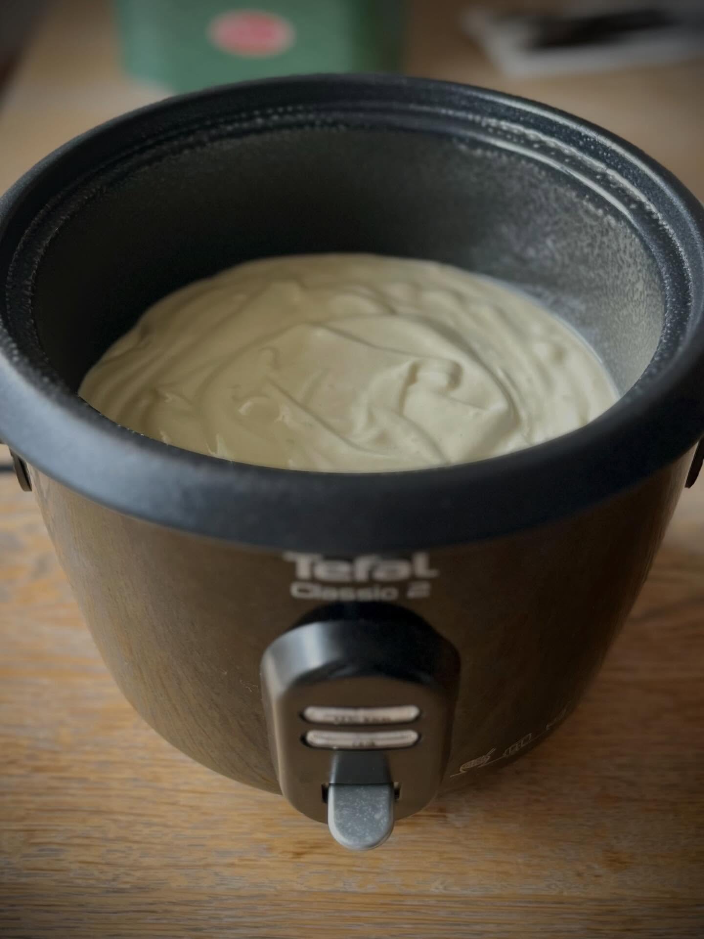 Bonsoir à tous,
✨ De retour avec le Challenge du jour : « cuisson non conventionnelle » ✨
Après avoir envisagé plusieurs pistes plus ou moins raisonnables (et quelques discussions très sérieuses avec… un rice cooker 😅), j’ai finalement choisi de sortir complètement du four traditionnel.
Voici donc mon interprétation du thème :
un cake vapeur coco, citron vert & yuzu, entièrement réalisé au rice cooker.
L’idée n’était pas de faire “original pour être original”, mais plutôt d’explorer ce que cette cuisson pouvait réellement apporter :
➡️ une texture incroyablement moelleuse, légère et humide, presque entre le sponge cake japonais et le gâteau vapeur asiatique.
Au final, cette cuisson atypique m’aura surtout appris deux choses :
1️⃣ un rice cooker peut devenir un allié inattendu en pâtisserie
2️⃣ il faut parfois accepter de lâcher un peu les codes classiques pour découvrir de nouvelles textures.
Et honnêtement… je ne pensais pas obtenir un résultat aussi intéressant dès le premier essai 😊
Maintenant, reste la grande question :
est-ce qu’on considère officiellement qu’un rice cooker est devenu un appareil de pâtisserie ? 👀
Comment s’en est sorti le reste de la Team et de notre invitée du jour ?
@atouts_gourmands
@bigot_caroline
@bouts.de.choux
@cestmongateauprefere
@gwourmandises
@lapaillotesucree
@ogniricciounpasticcio
@vanille_et_sucre_43
#ricecooker #patisserieartisanale #pastry #emotions #atelieradomicile
Pas d’IA