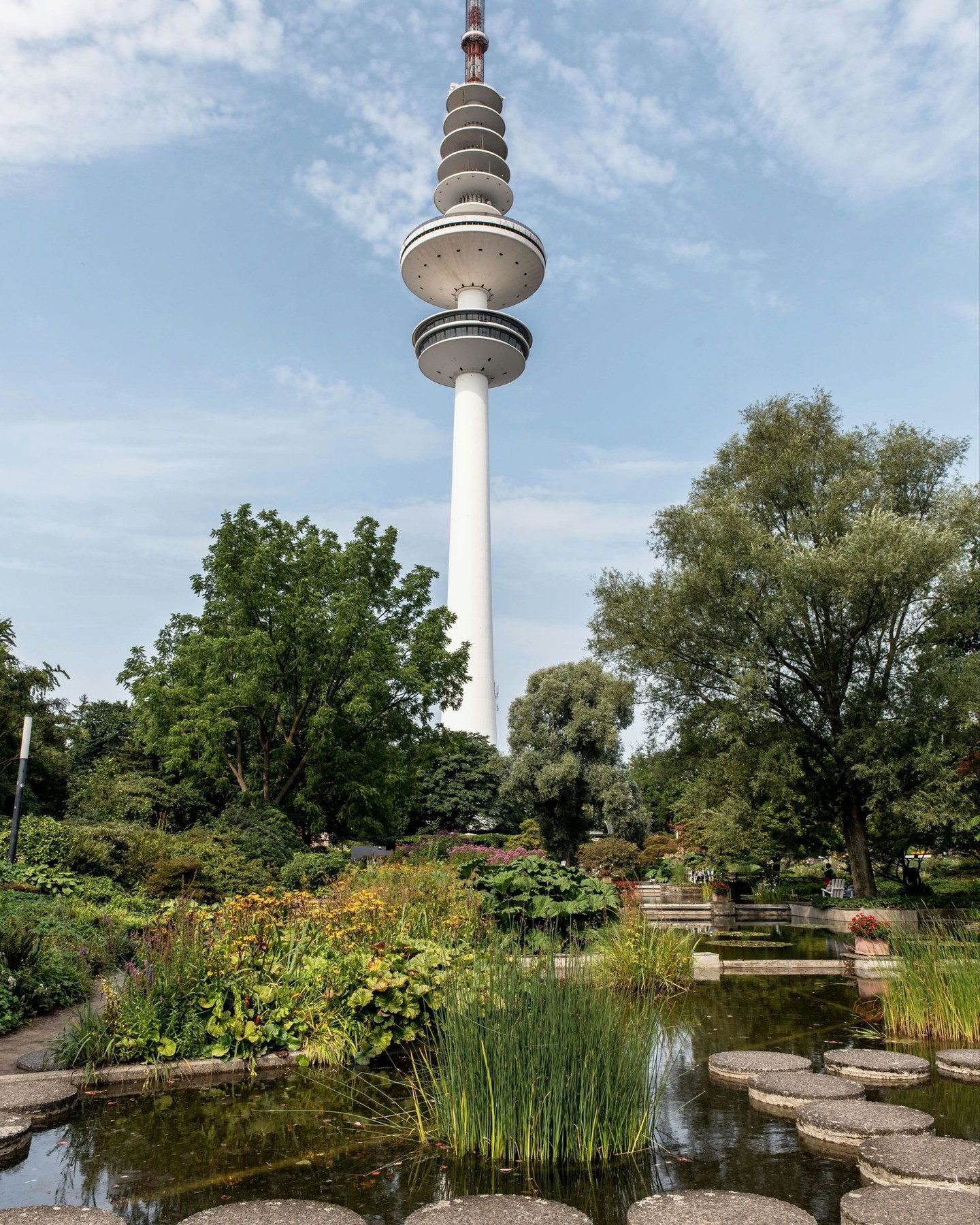 Grüne Auszeit mitten in der Stadt ?
Nur einen Spaziergang vom MADISON entfernt liegt einer der schönsten Orte Hamburgs: Planten un Blomen.
Ob blühende Gärten, ruhige Wasserläufe oder einfach ein Platz zum Durchatmen – hier findet ihr mitten in der Stadt eure kleine Auszeit. ✨
Gerade im Sommer ein echtes Highlight: die Wasserlichtkonzerte am Abend. ?
#themadisonhotel #hamburg #plantenunblomen #hamburgtipps #madisonmoments