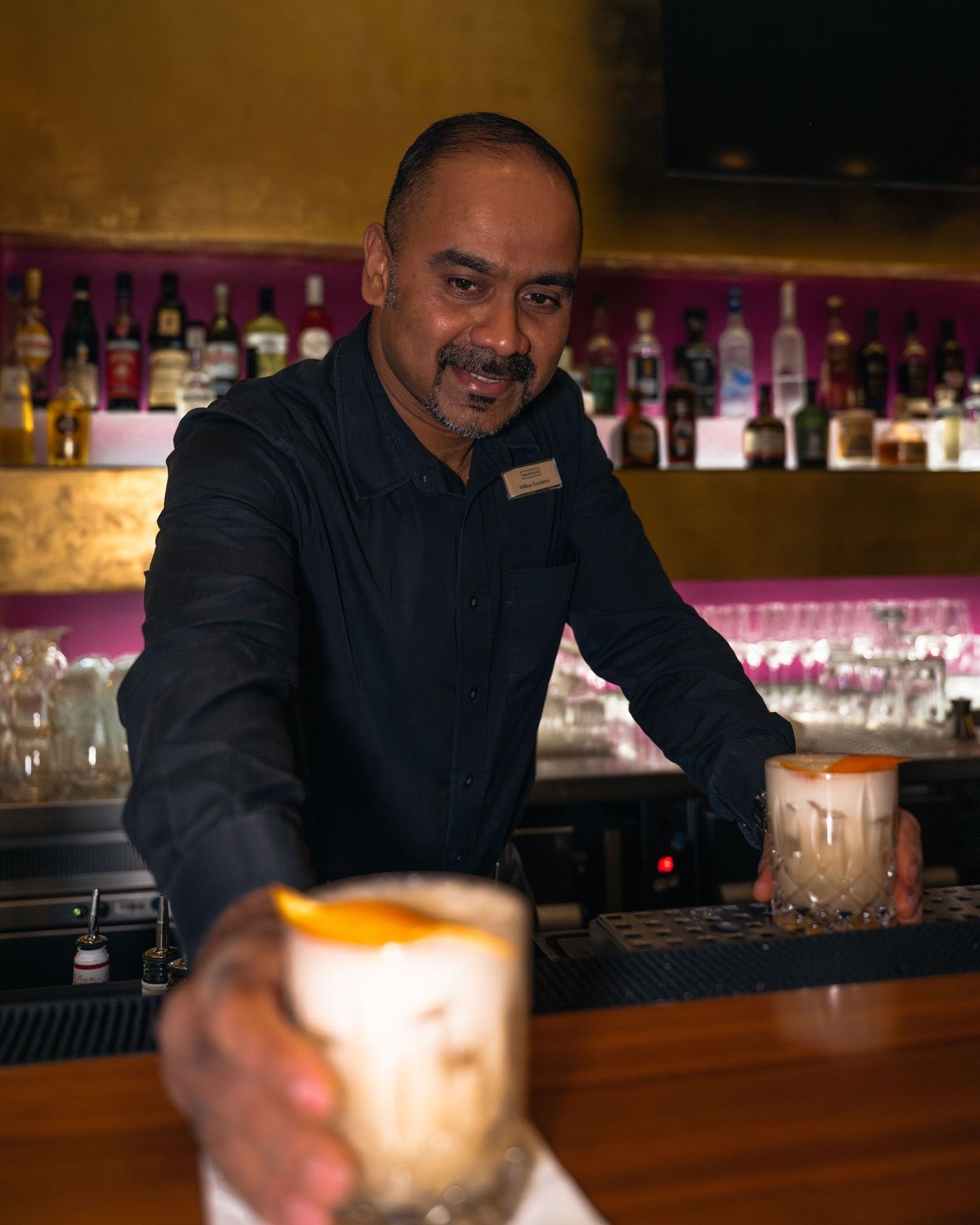 Frisch gemixt für euch ?✨
Cremig, frisch und mit genau der richtigen Balance:
Unser Drink mit Whisky, Zitrus, feiner Süße und einer luftigen Schaumkrone – verfeinert mit einer Orangenzeste. ?
Ob Klassiker wie dieser oder ganz individuelle Kreationen – unser Barteam mixt euch genau das, worauf ihr Lust habt.
Einfach zurücklehnen, bestellen und genießen.
#themadisonhotel #hamburg #cocktailtime #whiskysour #madisonmoments