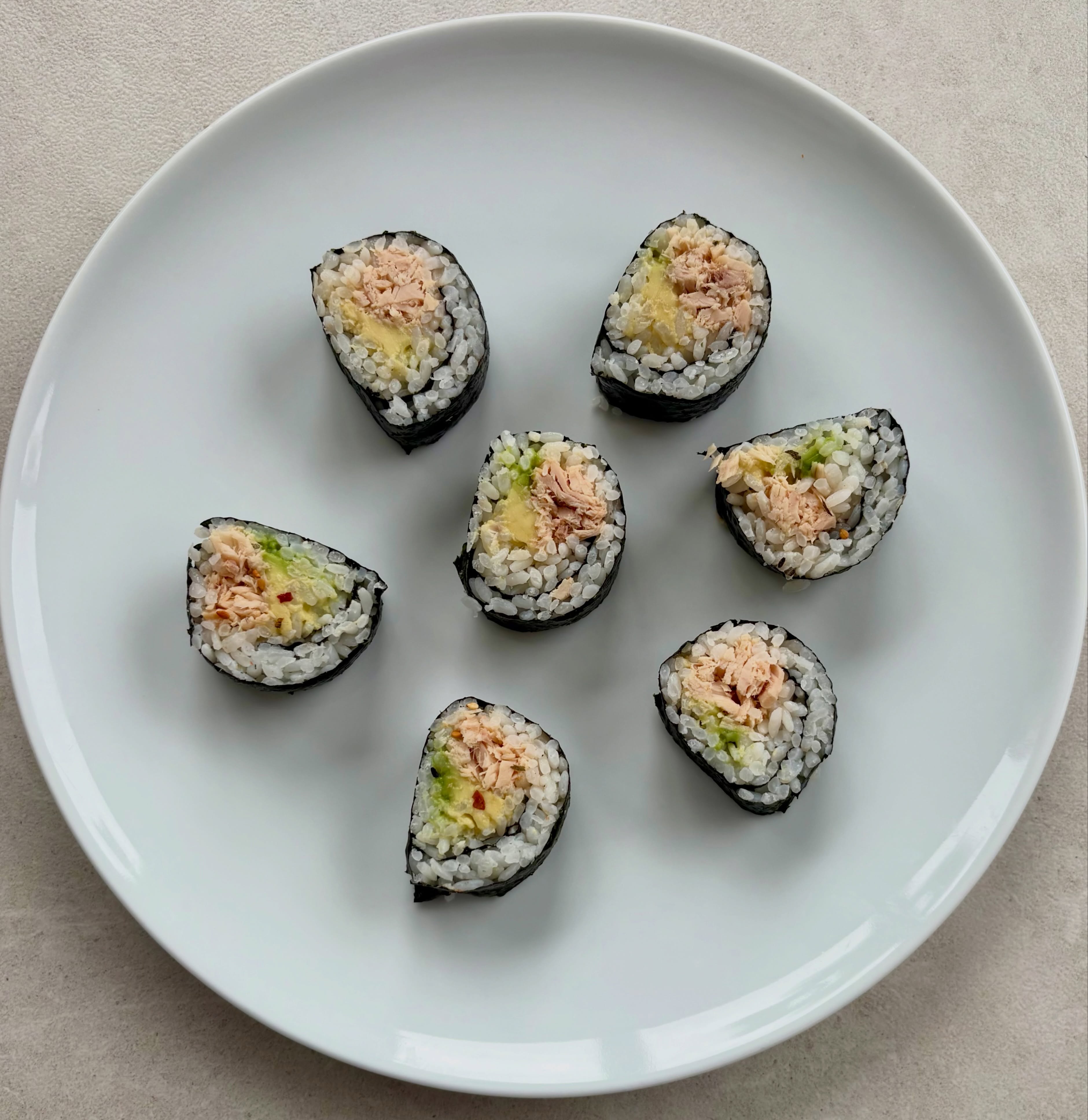 Loving sushi bowls at the moment, and always make extra so I can make sushi maki. The rice is really sticky (obvs!) so you need wet fingers to spread it across the nori (the green sea vegetable sheet). These were filled with tinned tuna mixed with mayo and sriracha and avocado. Served them with a simple soy sauce dip. Addictive!
Sriracha - @thaidragonbrand
Sushi rolling mat and nori - @clearspringuk
#sushi #tunasushi #maki