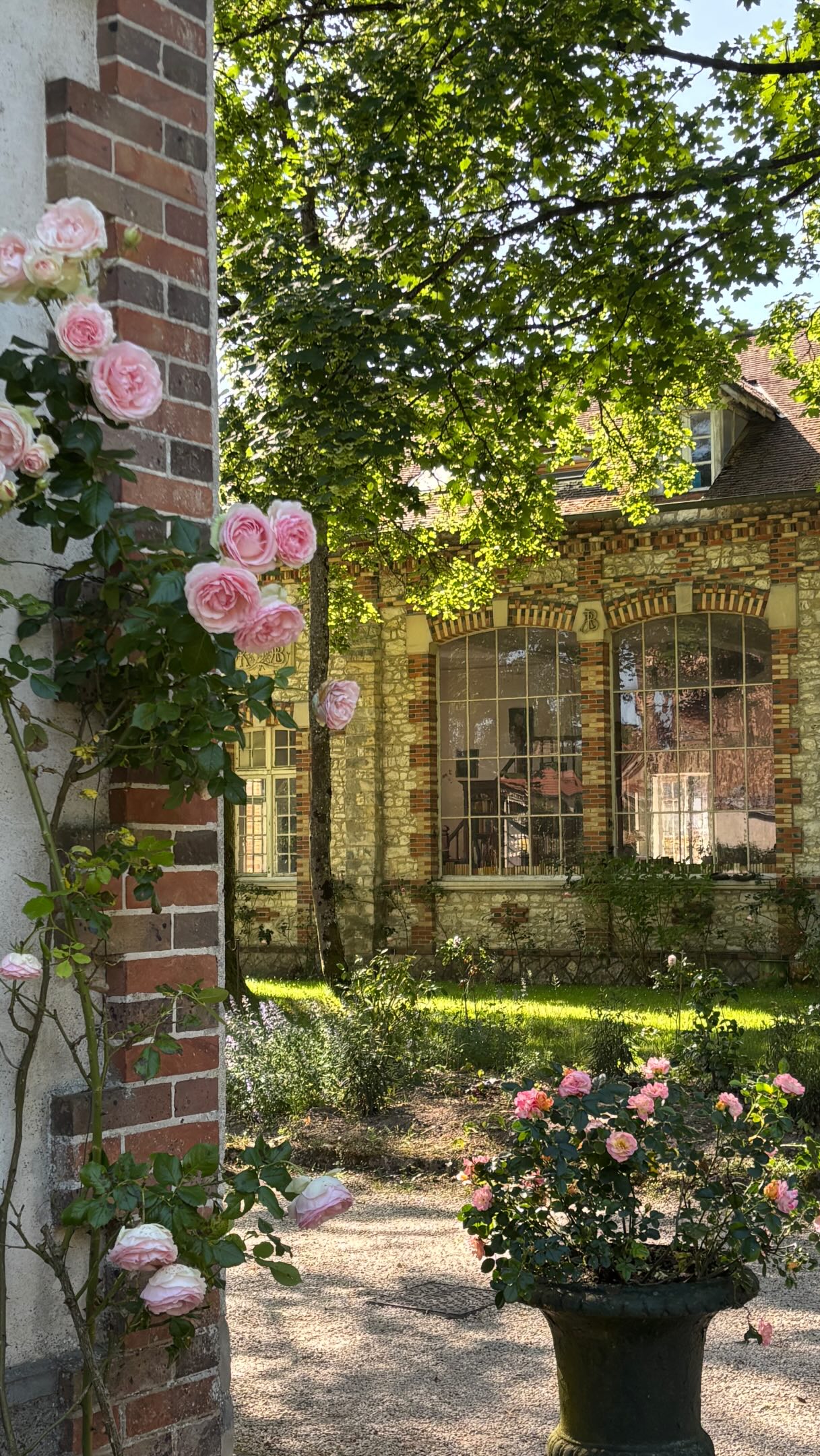 Le château de Rosa Bonheur, résidence de la célèbre artiste animalière.
Aujourd’hui un musée, il conserve toute sa vie. Ses tableaux, son matériel de peinture, sa blouse, jusqu’aux derniers mégots de cigarette…
Mais la visite ne s’arrête pas au musée ! Le parc de près de quatre hectares est un lieu magique où cohabitent roses, chats, pavillon du XVIIIe siècle, et des centaines d’essences ?
Un lieu propice à la flânerie et au repos.
Profitez d’une journée au château pour prendre un thé et un dessert au Salon de thé Rosa Bonheur, ou même une nuitée !
Bons cadeaux pour la fête des mères ?
#rosabonheur #museerosabonheur #chateaurosabonheur #jardin #visite
