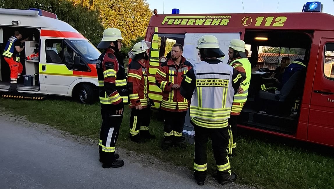 Gemeinschaftsübung aller Ortswehren 2026🚒
Bei einer groß angelegten Gemeinschaftsübung der Feuerwehren der Marktgemeinde Dietmannsried wurde ein anspruchsvolles Einsatzszenario realitätsnah dargestellt. Dichter Rauch, vermisste Jugendliche sowie ein verletzter Patient im Heulager forderten die Einsatzkräfte unter herausfordernden Bedingungen.🔥
Mehrere Atemschutztrupps durchsuchten die stark verrauchte Maschinenhalle nach vermissten Personen, während parallel die Brandbekämpfung eingeleitet und eine umfangreiche Wasserversorgung aufgebaut wurde. Die Johanniter unterstützten die Einsatzkräfte mit einer Drohne bei der Vermisstensuche, während das BRK die medizinische Versorgung der verletzten Personen übernahm.🚑🚒
Solche Übungen sind ein wichtiger Bestandteil der Einsatzvorbereitung und zeigen eindrucksvoll, wie entscheidend eine gute Zusammenarbeit, Vertrauen und schnelles Handeln im Ernstfall sind.
Ein herzlicher Dank gilt allen beteiligten Einsatzkräften, Helferinnen und Helfern sowie allen Unterstützern für die hervorragende Zusammenarbeit und das große Engagement.👏🏻👏🏻👏🏻
@landesfeuerwehrverbandbayern
@kreisfeuerwehrverband_oa
@ffw_probstried
@feuerwehr.ueberbach
@ff.schrattenbach
@johanniter_altusried
@brk_altusried_dietmannsried