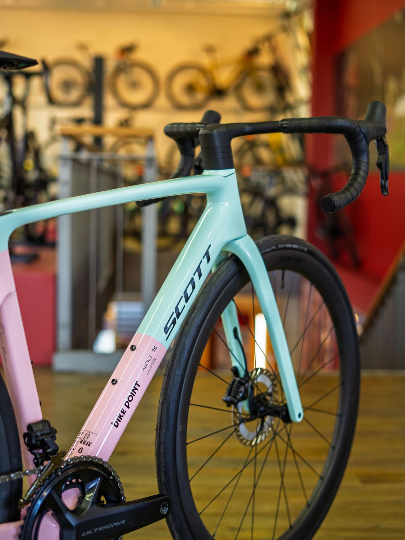 🍦☀️ Bei dieser Bullenhitze hilft eigentlich nur eins: Eis.
Und wenn der nächste Ice Stop Teil einer schnellen Ausfahrt ist, wird’s erst richtig gut. 🚴♂️💨
Mit dem @scottsports Addict RC 10 liefern wir euch dafür die perfekte Grundlage: leicht, schnell und gemacht für flotte Sommerrunden, bei denen der Fahrtwind wenigstens ein bisschen Abkühlung bringt.
Und falls die Temperaturen trotzdem eskalieren, erinnern die Farben Gelato Pink und Gelato Blue wenigstens optisch an italienisches Eis irgendwo an der Küste. 🇮🇹🍨
Das perfekte Bike also, um beim nächsten Groupride herauszustechen — oder der Farbpalette des Eisverkäufers an der Eisdiele ernsthafte Konkurrenz zu machen. 😄
#ScottAddictRC #GelatoPink #Roadbike #CyclingLife #bikepointdresden