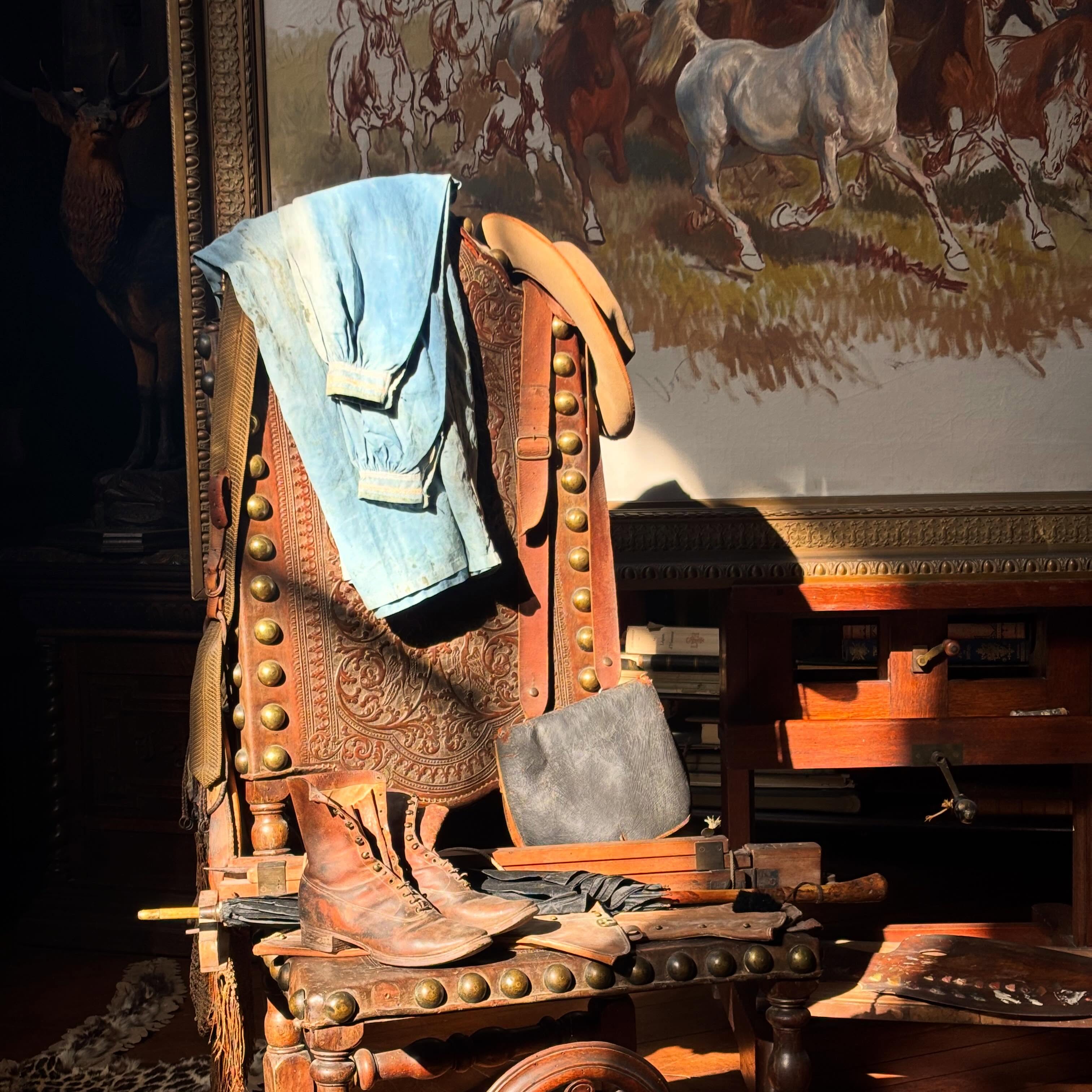 Les affaires de Rosa Bonheur, ses chaussures, sa blouse et son chapeau, posés là. Ils attendent le retour de l’artiste…
#rosabonheur #patrimoine #chateaurosabonheur #musee
