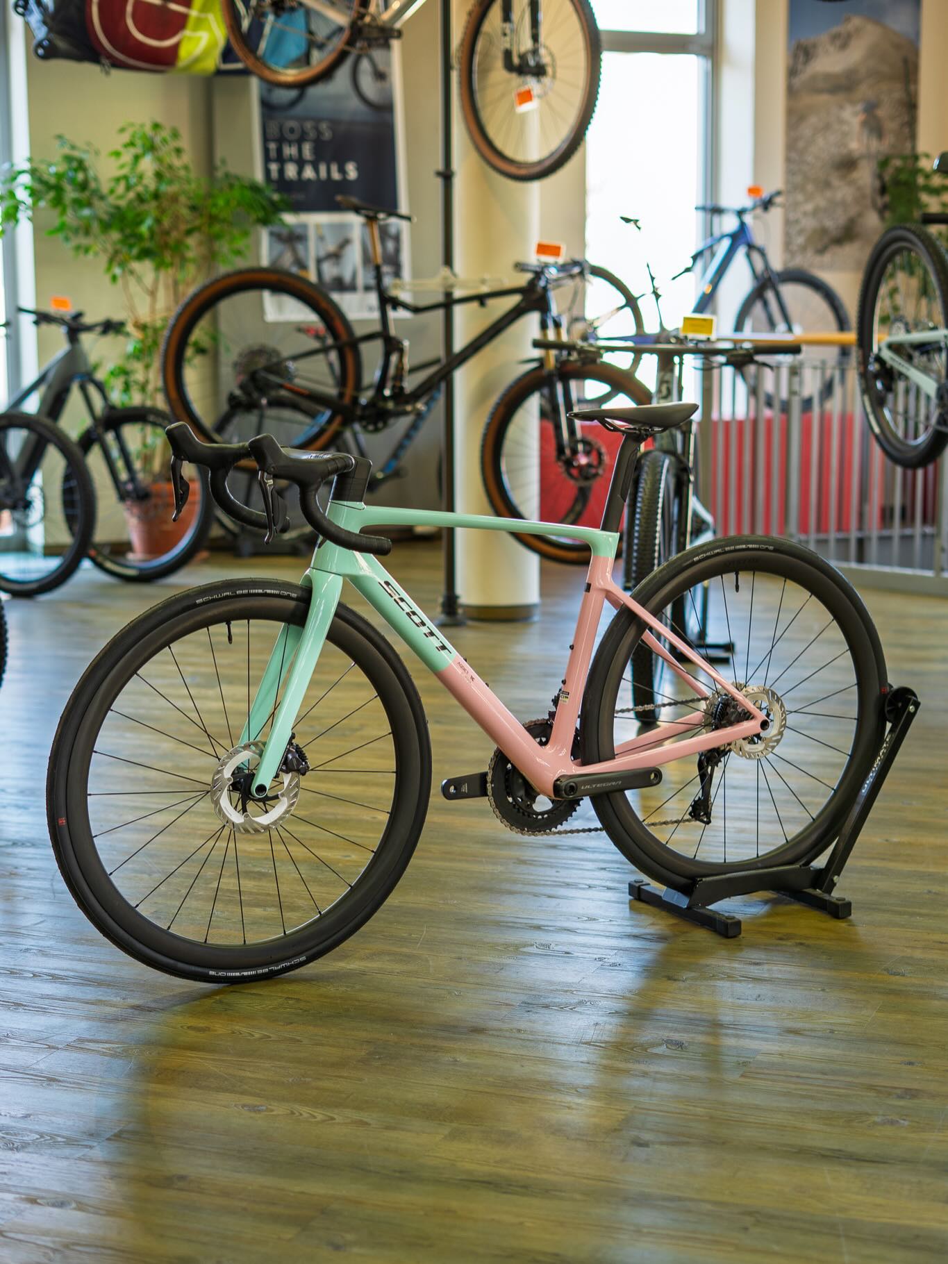 🍦☀️ Bei dieser Bullenhitze hilft eigentlich nur eins: Eis.
Und wenn der nächste Ice Stop Teil einer schnellen Ausfahrt ist, wird’s erst richtig gut. 🚴♂️💨
Mit dem @scottsports Addict RC 10 liefern wir euch dafür die perfekte Grundlage: leicht, schnell und gemacht für flotte Sommerrunden, bei denen der Fahrtwind wenigstens ein bisschen Abkühlung bringt.
Und falls die Temperaturen trotzdem eskalieren, erinnern die Farben Gelato Pink und Gelato Blue wenigstens optisch an italienisches Eis irgendwo an der Küste. 🇮🇹🍨
Das perfekte Bike also, um beim nächsten Groupride herauszustechen — oder der Farbpalette des Eisverkäufers an der Eisdiele ernsthafte Konkurrenz zu machen. 😄
#ScottAddictRC #GelatoPink #Roadbike #CyclingLife #bikepointdresden