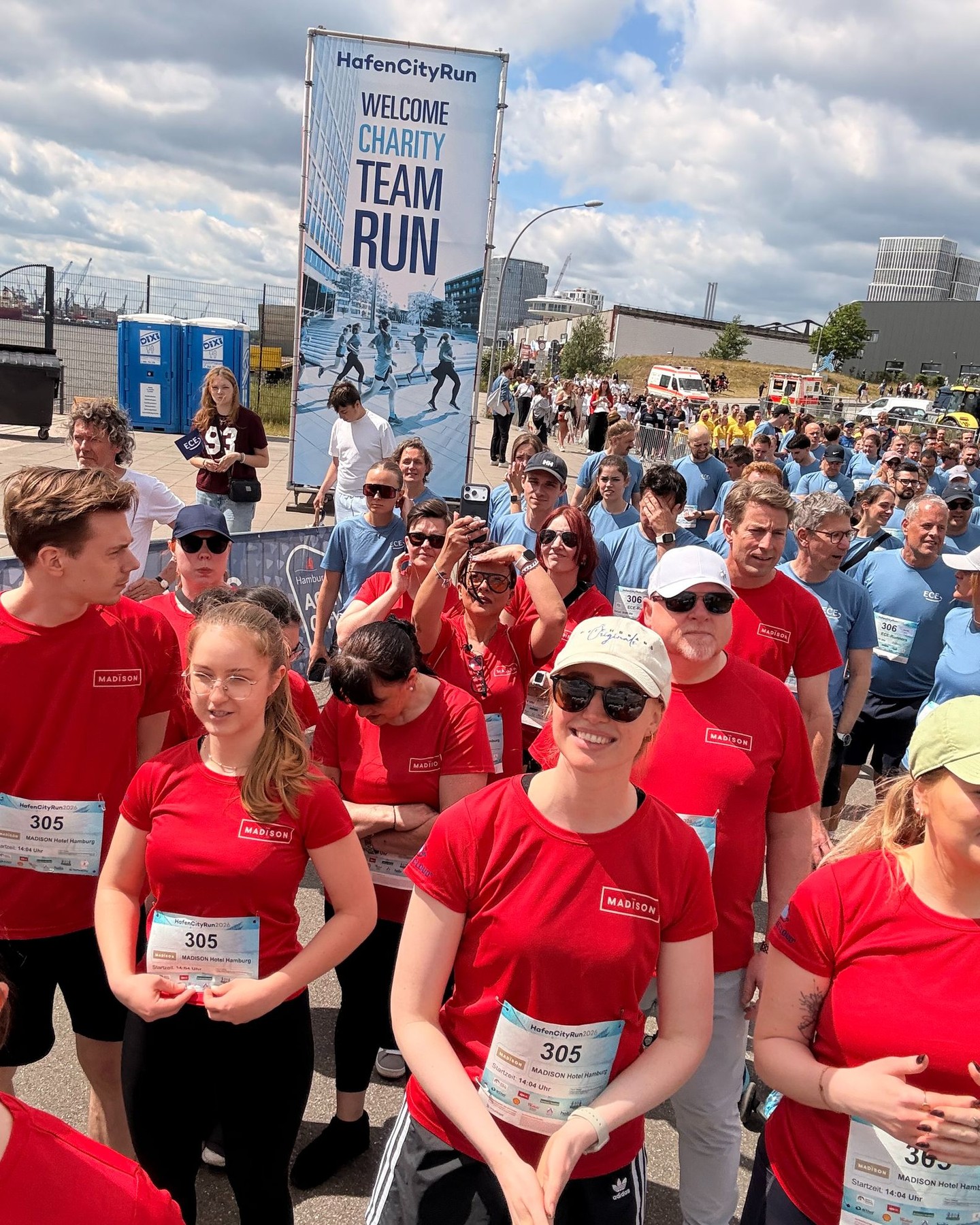 Team MADISON beim Hafencity Run ?♂️✨
Am Samstag hieß es für uns: Laufschuhe an und los!
Beim Hafencity Run war auch ein Team vom MADISON am Start – mit viel Energie, Teamgeist und guter Laune. ?
Ein toller Tag, der gezeigt hat, wie stark unser Zusammenhalt auch außerhalb des Hotels ist. Wir sind stolz auf euch!
#themadisonhotel #hamburg #hafencityrun #teamspirit #madisonmoments