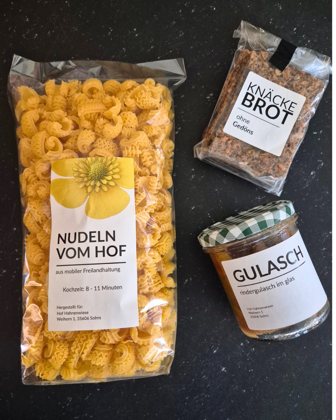 Ein Gulasch ist ein Gulasch.
Eine Mettwurst ist eine Mettwurst.
Nicht alles braucht große Worte,
eine besondere Geschichte
oder aufwendige Verpackungen.
Am Ende zählt nicht,
wie stark ein Produkt erzählt wird.
Sondern wie gut es ist.
Vielleicht halten wir unsere Etiketten genau deshalb so reduziert.
Damit das Produkt selbst wirken kann.