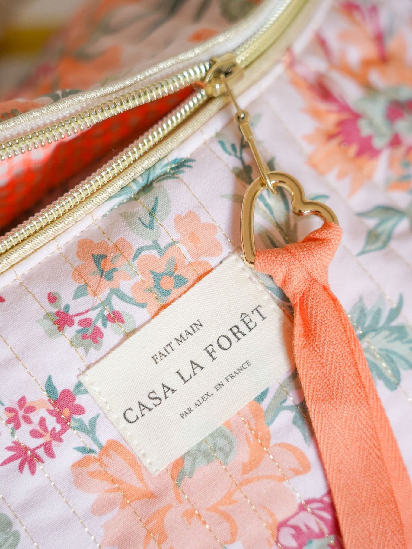 Énième Banane Moonshine de @dressyourbody.couture 😁✨
Cousue dans un tissu que j’ai fait imprimer, avec un motif fortement inspiré d’un cabas Sézane que j’adore. 🌺
Je l’ai matelassée avec un fil doré et j’ai ajouté un passepoil doré tout autour du zip pour encore plus de détails ✨. Il y a même du fil doré dans la sangle… quand on aime, on ne compte pas ! 🫣
J’ai également customisé le curseur avec un mousqueton cœur de @perlesandco et un ruban pour la touche finale ❤️
À l’intérieur, une doublure en vichy orange 🍊 (je crois qu’elle vient de chez @batikoushop).
Je crois que cette version est l’une de mes préférées jusqu’à présent 🥰
🌺🍃
#bananecouture #moonshinedressyourbody #coutureaddict #sewinglove #diycouture