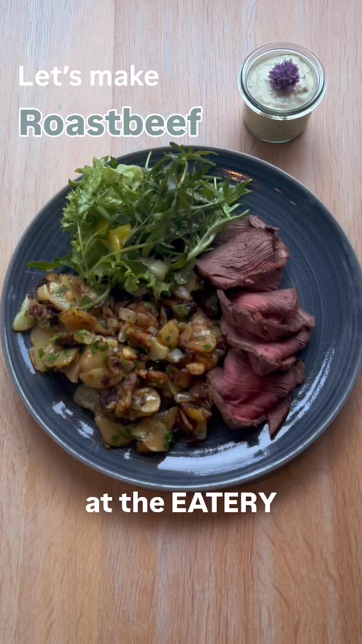FOOD MOOD OF THE DAY: Roastbeef mit Kartoffelsalat & Remoulade ?️
Du willst keine EATERY-News mehr verpassen?
Dann melde dich ganz einfach für unseren FOOD
MOOD-Newsletter an. So erhältst du jede Woche:
- den kompletten Lunchplan der Woche
- ein Recipe of the Week, falls du es mal nicht in die EATERY schaffen solltest
- alle weiteren Highlights aus der EATERY
Melde dich jetzt an auf unserer Website unter www.sylc.de/restaurant-eatery