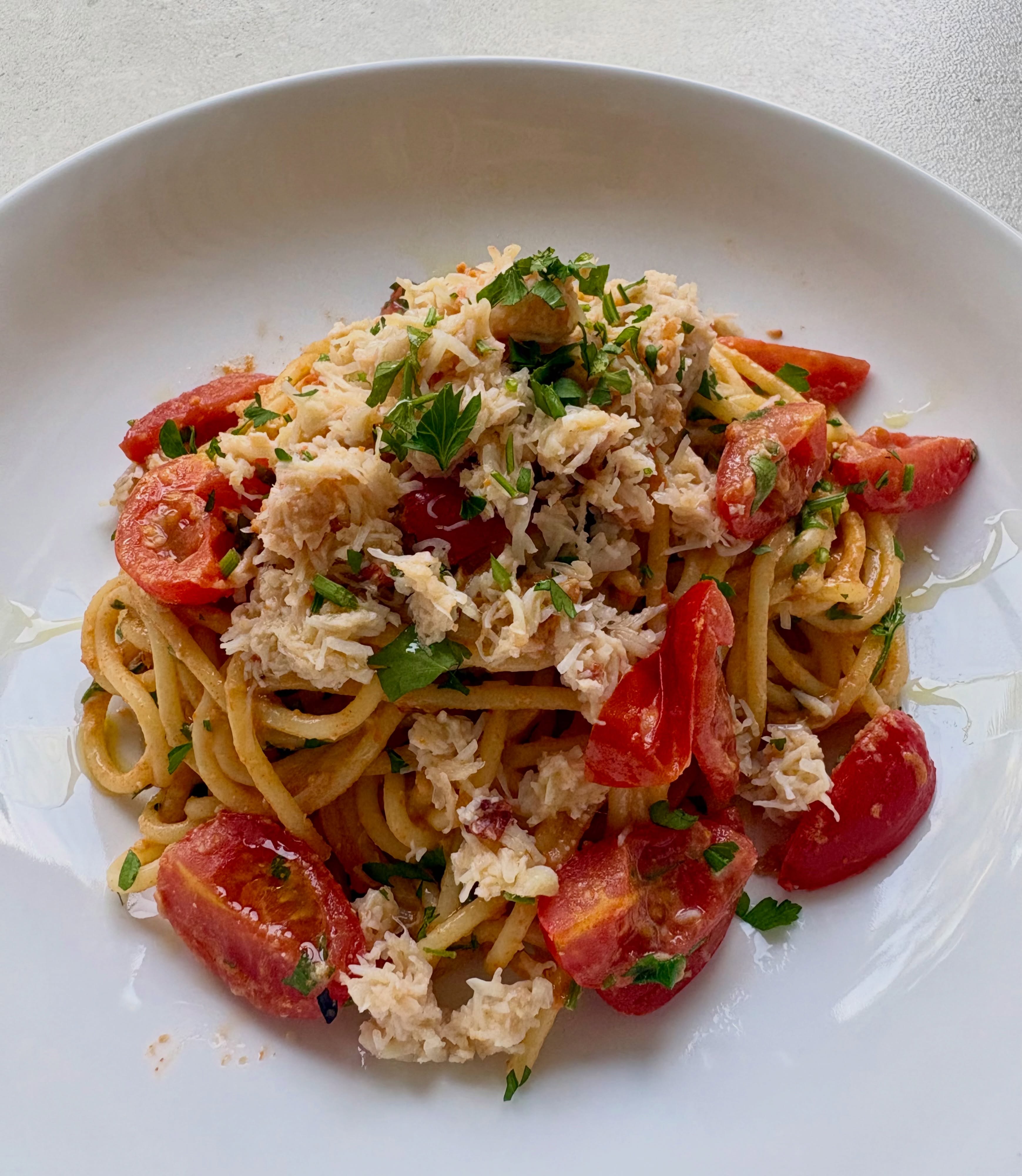 I love crab, and this crab linguine is a real favourite. Brown and white crab meat, tomatoes, chilli, garlic, lemon juice and parsley. So quick to make but so delicious! Hard to plate nicely but it’s the taste that matters, right?
Tomatoes - @britishtomatoes
Crab - @seafood.and.eat.it
#crab #crablinguine #crabpasta
