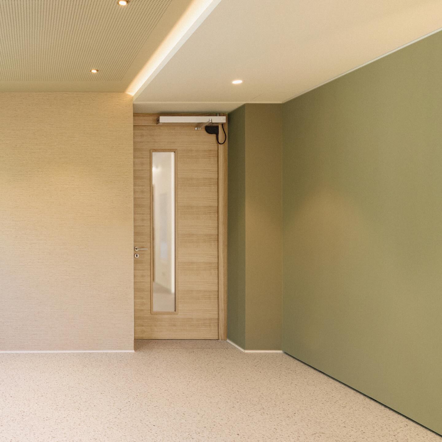 Ein Speisesaal für Damen mit Lebenserfahrung, die sich einen ruhigen, zeitlosen Raum mit Gartencharakter gewünscht haben.
Klare Linien, mobile Buffetzeilen und eine flexible Nutzung verbinden Ästhetik mit Funktion. Besonderes Augenmerk lag auf altersgerechter Planung, angenehmer Akustik und durchdachten Details.
Und ja – ganz ohne Fußleisten.
Ein Raum, der leise wirkt und dennoch Charakter hat.
#Innenarchitektur #InteriorDesign #Garten #Raumgestaltung #Minimalismus ZeitloseGestaltung Akustikplanung BauenImBestand Innenarchitektin Koblenz Montabaur CMIA DesignMitSubstanz Speisesaal
Schreiner
@tischlerei.nengel.gmbh