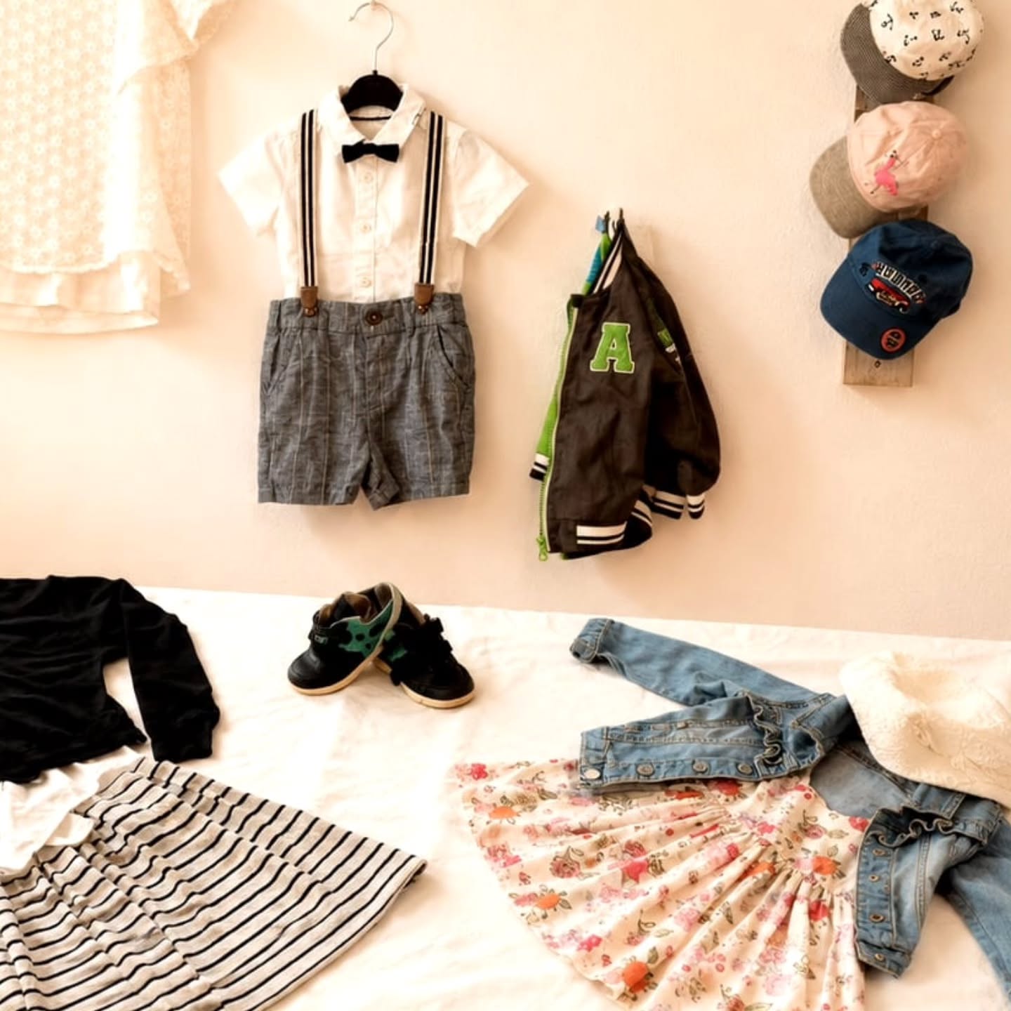 Secondhand Sommerkleidung für Kinder 🦋👚
Endlich ist der Sommer da und wir verbringen wieder mehr Zeit draußen im Garten, Freibad oder im Urlaub am Strand. ☀️
Da darf auch für die Kinder die richtige Sommerkleidung nicht fehlen! 👚👗
Ob süße Sommerkleider, kurze Hosen, T-Shirts oder Badekleidung - in der Kleiderkammer Schongau findet ihr passende Sommerkleidung für Kinder in allen Größen. Alles secondhand und zum kleinen Preis. 🥰
📢 Nicht verpassen: im Juni und Juli gilt in der Kleiderkammer Schongau
☀️☀️ 2 für 1 auf alle Kinderkleidung ☀️☀️
Das bedeutet: du kaufst 2 Kleidungsstücke für Kinder und bezahlst nur 1.
Kommt also gerne bei uns vorbei, wir freuen uns auf euch! 😊
---------------------------------------------------------------
Kleiderkammer Schongau e. V.
📌 Blumenstraße 2, 86956 Schongau
🕚 Jeden Mittwoch außerhalb der Schulferien von 11 bis 17 Uhr geöffnet