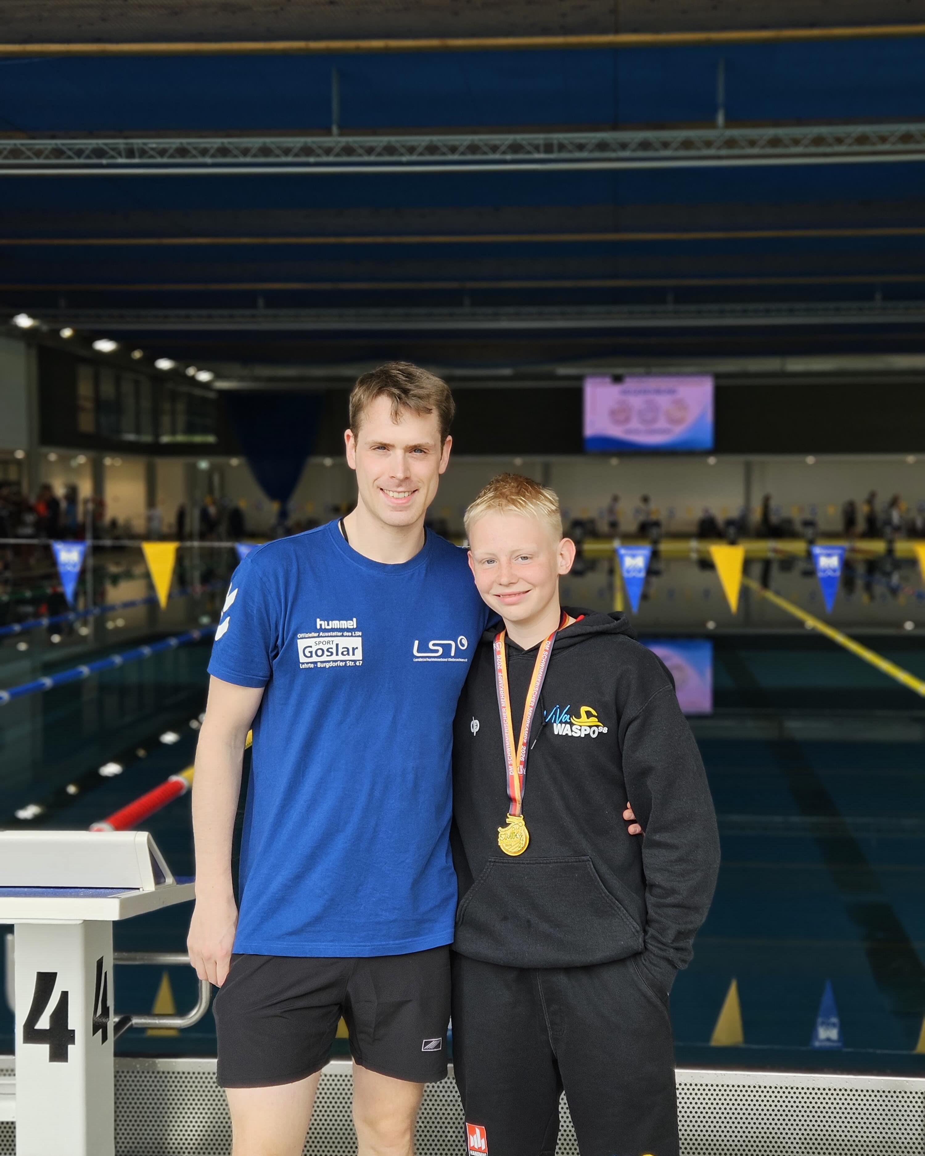 🏅DM SMK | LSN-Nachwuchs holt Medaillen in Düsseldorf🏅
Von Freitag bis Sonntag standen die Deutschen Meisterschaften im Schwimmerischen Mehrkampf auf dem Programm & unsere LSN-Nachwuchsathlet:innen zeigten, was sie drauf haben.
37 Schwimmer:innen aus 23 niedersächsischen Vereinen hatten sich für die Titelkämpfe qualifiziert und sammelten in den neuen Mehrkampf-, Kombinations- und Sprintwertungen insgesamt 3x Gold, 4x Silber und 3x Bronze.
Besonders erfolgreich waren:
🥇🥈🥉 Mara Kessel (Sprintwertung Kraul & Schmetterling, Kombi-Wertung Kraul)
🥇🥈 Miley Redelfs (Sprint- & Kombi-Wertung Brust)
🥇🥉 Yannick Kastner (Kombi-Wertung Lang- & Mittelstrecke)
Herzlichen Glückwunsch an alle Aktiven, Trainer:innen & Vereine zu diesen tollen Ergebnissen!
🔜 Die nächsten nationalen Titelkämpfe warten bereits: Morgen starten die DJM in Berlin…
#lsn #landesschwimmverbandniedersachsen #niedersachen #dmsmk #schwimmen