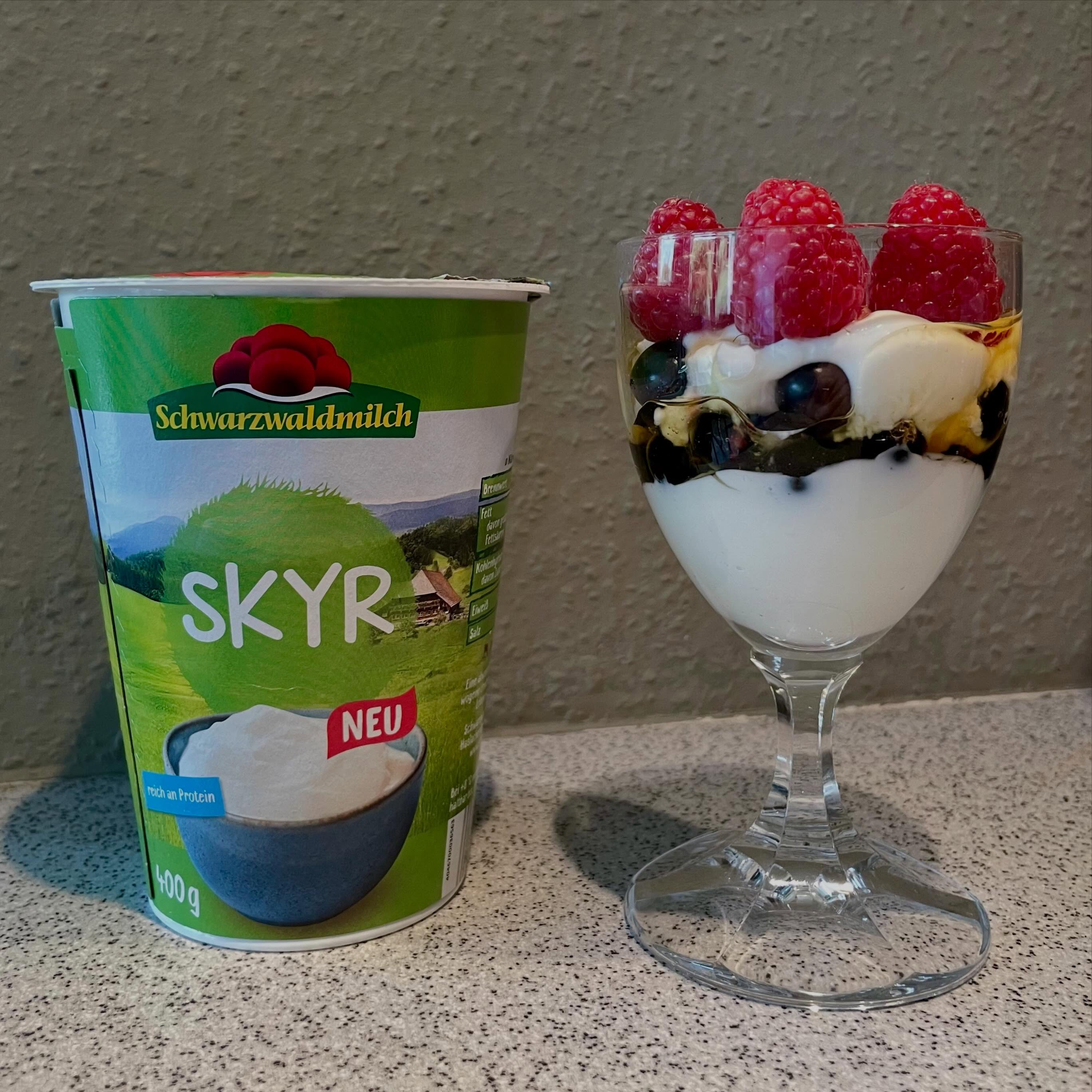 🥣 Neu bei uns im Sortiment: SKYR von @schwarzwaldmilch
Aber was ist eigentlich Skyr? 🤔
Skyr stammt ursprünglich aus Island und ist ein besonders cremiges Milchprodukt mit viel Eiweiß und wenig Fett – ideal für einen bewussten Genuss.
✨ Auf dem Bild
🫐 Schwarzen Johannisbeeren vom @obsthofschaetzle
Himbeeren vom @obsthof_kury
🍯 Verfeinert mit aromatischem Waldhonig vom @bienenmartin_imkerei aus dem Kinzigtal
Alle Produkte findet ihr bei uns in der Vorratskammer!
Frisch, regional und einfach lecker! 😍
#Skyr #Schwarzwaldmilch #RegionalGenießen #Frühstücksliebe #Eiweißreich