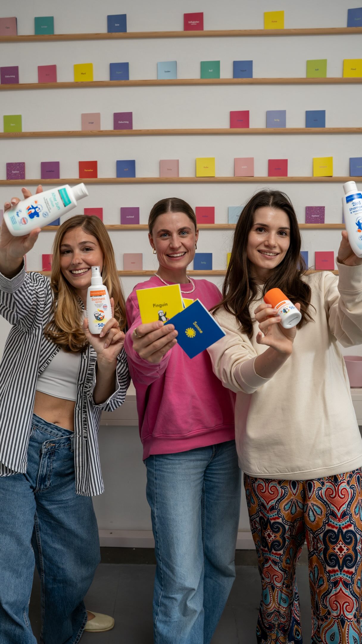 Startseite 50 Gemeinsam mit talkinghands haben wir das neue Pauli Daumenkino zum Leben erweckt. Darin lernen Kinder spielerisch die Gebärden für Pinguin und Sonne kennen: mit Pauli als fröhlichen Begleiter. 🐧☀️
Wir freuen uns riesig und haben deshalb für euch das beliebte After Sun Bundle X talkinghands zusammengestellt, dass ihr bis einschließlich Sonntag (14.06.26) bei uns im Shop kaufen könnt:
☀️ Sonnenspray
🎯 Sonnenroller
🌿 After Sun
Und als Geschenk dazu:
🧴 2in1 Shampoo & Waschlotion
📖 Unser neues Pauli Daumenkino von talkinghands
Das Beste: Das gesamte Bundle kommt versandkostenfrei zu euch nach Hause. 🎁
Die perfekte sommerliche Kombination aus Sonnenschutz, Pflege und spielerischem Lernen: perfekt für Klein und Groß. 🐧☀️
@slackhq - Help😅
#paediprotect #talkinghands #pauli #gebärdensprache #daumenkino
