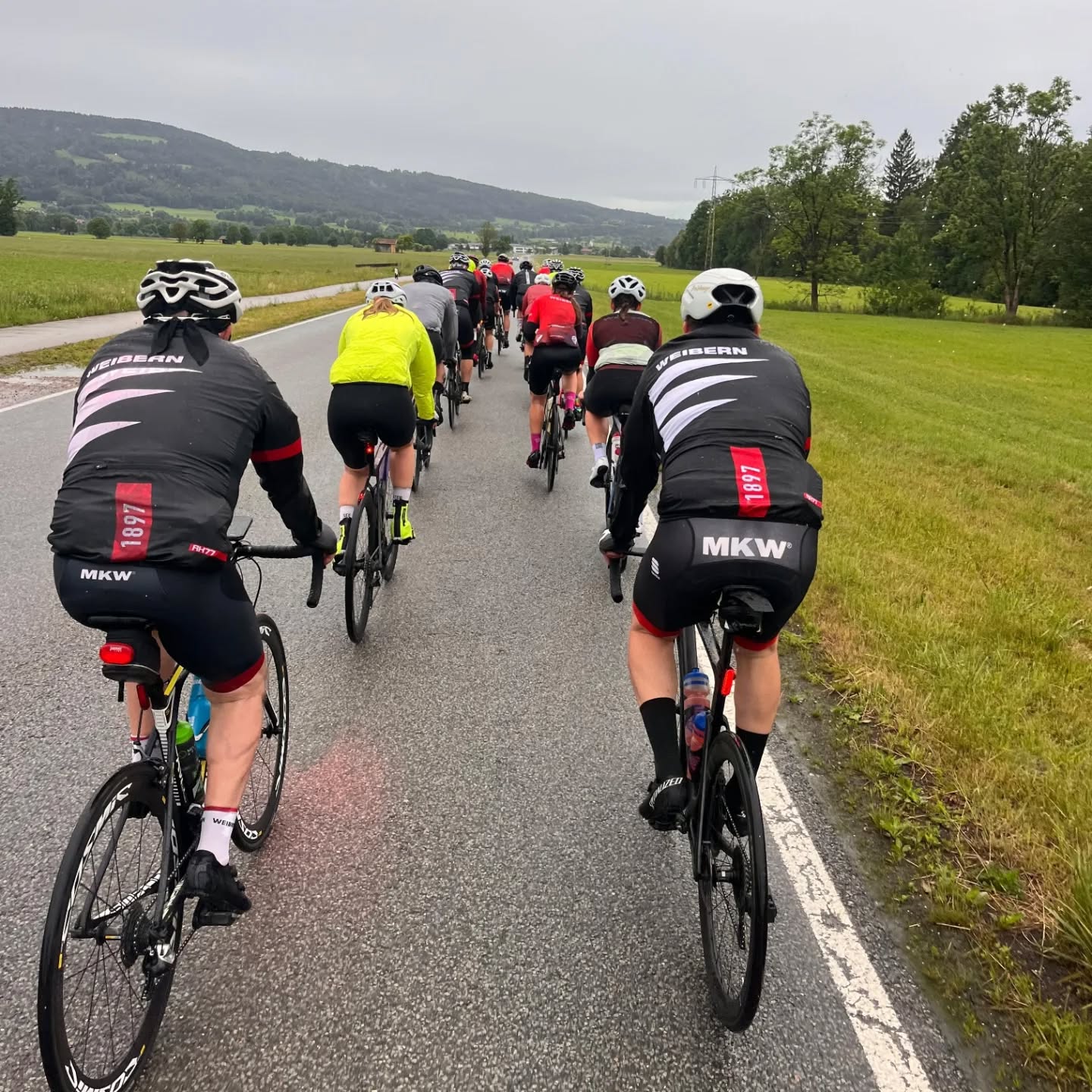 🚴♂️ RFV-Radtage 2026 – Bayerntour 🚴♀️
Fünf unvergessliche Tage liegen hinter uns: Von Simbach am Inn über den Chiemsee, das Sudelfeld, Berchtesgaden, die Roßfeld-Panoramastraße und Postalm bis nach Bad Ischl führte uns die diesjährige Bayerntour - also durch einige der schönsten Regionen Bayerns und des Salzkammerguts. ☀️⛰️
Trotz kurzer Wettereinlage war uns das Glück hold und die Sonne meist unser treuer Begleiter. Neben sportlichen Herausforderungen mit insgesamt rund 520 km und 6.800 Höhenmetern kamen auch Genuss und Geselligkeit nicht zu kurz – mit Eisstopp am Chiemsee, Gesangseinlagen am Abend, gemeinsamem Radputzen in Inzell und der ein oder andere Geburtstag wurde gefeiert🍦🎶🍻🎂
Ein großes Dankeschön an alle Teilnehmer für die tolle Gemeinschaft, Alois für die Unterstützung im Begleitfahrzeug und natürlich Andi für die Organisation! 👏
Statistik
Tag 1: Weibern – Simbach/Inn, 65 km / 630 Hm
Tag 2: Simbach – Rosenheim, 123 km / 1.150 Hm
Tag 3: Rosenheim – Inzell, 135 km / 1.800 Hm
Tag 4: Inzell – Bad Ischl, 132 km / 2.600 Hm
Tag 5: Bad Ischl – Weibern, 70 km / 600 Hm