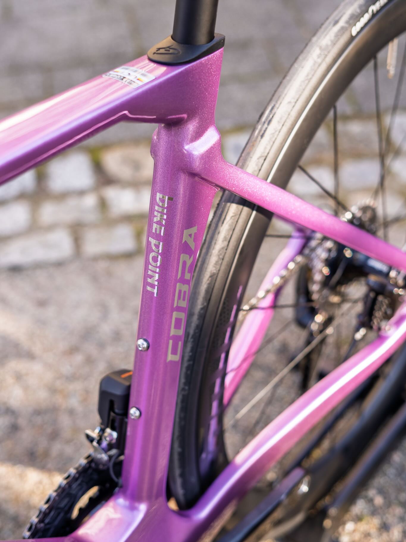 Bald ist es soweit – die Tour de Dresden 2026 steht vor der Tür! 🚴🔥
Der perfekte Zeitpunkt, euch unsere neuen Gusto Cobra Evo etwas genauer vorzustellen. Denn wer schnell unterwegs sein will, darf auch verdammt gut aussehen. 😏
Serienmäßig kommt das Cobra Evo mit der markanten Attaque-Lenkereinheit, die nicht nur optisch aufräumt, sondern auch perfekt ins aerodynamische Gesamtkonzept passt. Dazu gibt’s eine interne Sattelklemme für die Aero-Stütze und ein voll integriertes Bremsdesign – cleane Linien, kompromisslose Performance.
Und dann wären da noch die Farben… ✨ Die muss man eigentlich live sehen, denn auf Fotos kommt nur die Hälfte rüber.
Was sagt ihr – seid ihr Team Performance, Team Design oder einfach beides? 👀
#bikepointdresden #gustobikes #gusto #roadbike #roadbikelove