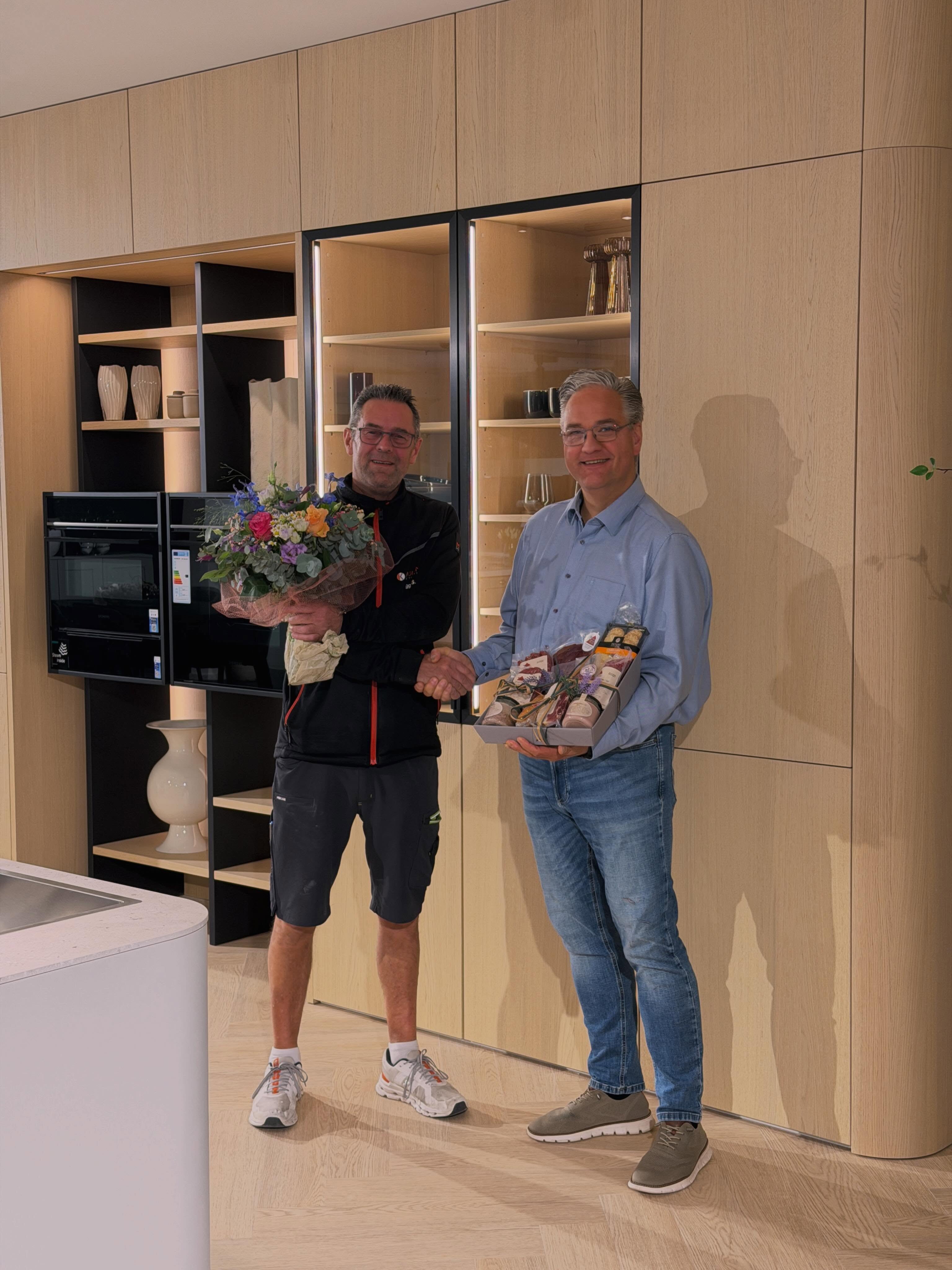 🎉 15 Jahre Siggi – Danke für deinen Einsatz! 🚛👏Diese Woche feiern wir ein ganz besonderes Jubiläum: Unser Auslieferungsfahrer Siggi ist seit 15 Jahren Teil unseres Teams! 🥳Seit anderthalb Jahrzehnten sorgt Siggi mit Zuverlässigkeit, Engagement und guter Laune dafür, dass unsere Lieferungen sicher und pünktlich bei unseren Kunden ankommen. Ob bei Wind, Wetter oder langen Touren – auf ihn ist immer Verlass.Lieber Siggi, wir bedanken uns herzlich für deine Treue, deinen täglichen Einsatz und die vielen Kilometer, die du für uns zurückgelegt hast. Wir sind stolz, dich in unserem Team zu haben und freuen uns auf viele weitere gemeinsame Jahre! 🍀💙 Danke für 15 Jahre Leidenschaft, Einsatzbereitschaft und Teamgeist!