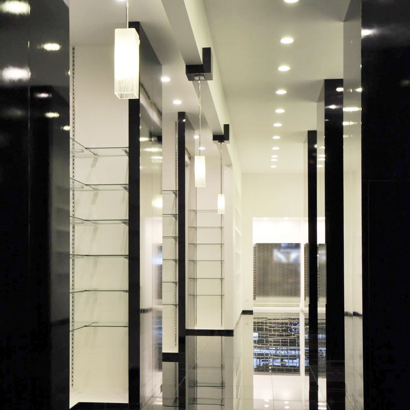 Dieser Friseursalon wurde als klar strukturierter, funktionaler und architektonisch geprägter Raum konzipiert. Ziel war es, eine Umgebung zu schaffen, die professionelle Arbeitsabläufe unterstützt und gleichzeitig ein hochwertiges Kundenerlebnis bietet.
Obwohl das Projekt bereits vor einigen Jahren realisiert wurde, wirkt die Gestaltung bis heute aktuell. Die zeitlose Formensprache, die klare räumliche Struktur und die Konzentration auf wesentliche architektonische Qualitäten sorgen dafür, dass der Salon auch heute noch modern, hochwertig und relevant erscheint.
#cmiainnenarchitektur #friseursalon #innenarchitektur #koblenz #minimalistinteriors
Bauträger: R&C Reasearch and Contracting