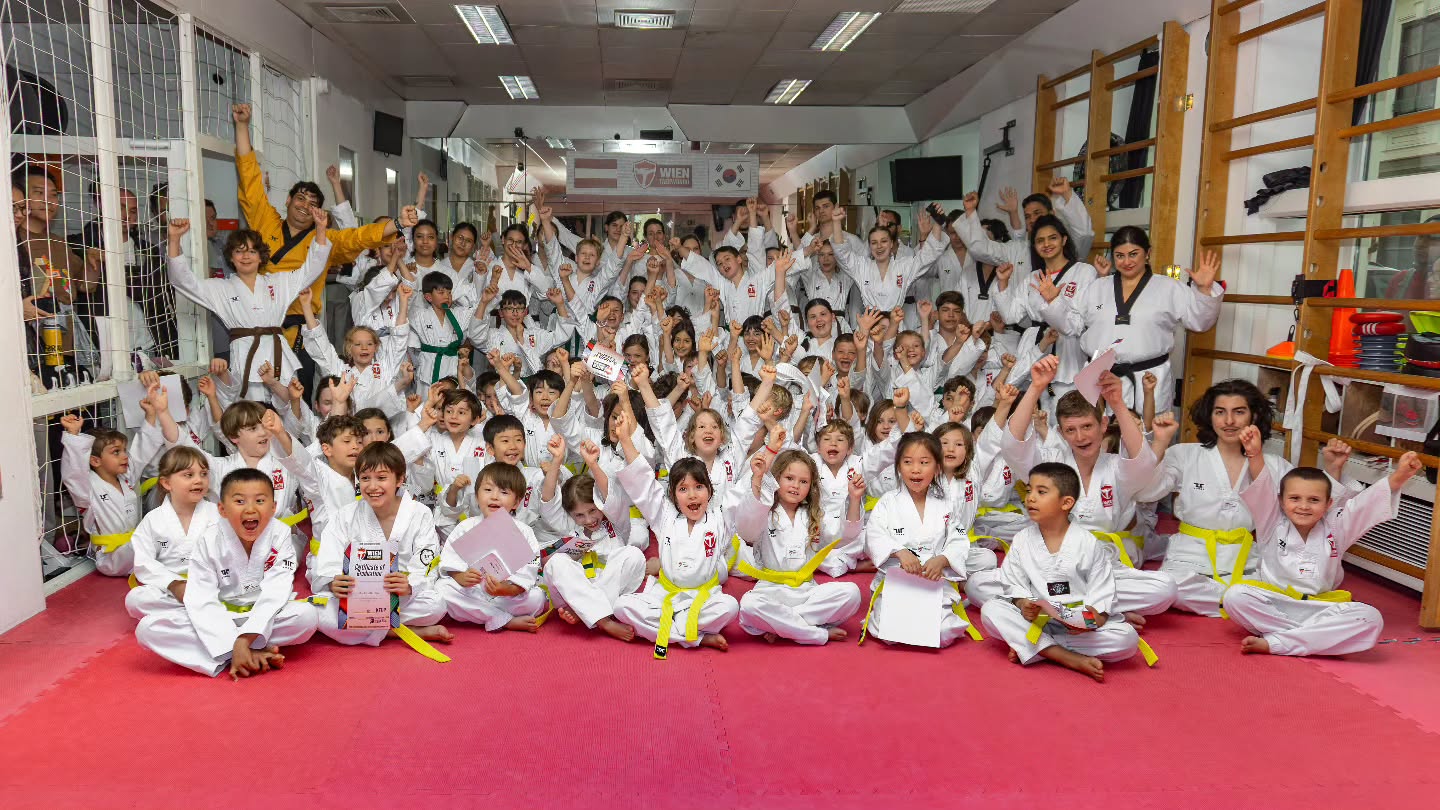 🥋 Eine Celebration wert! 🎉110 Teilnehmer*innen, eine Menge Herz und noch mehr Schweiß – heute war unser **Color Belts Examen** einfach phänomenal!Von den weißen bis zu den roten Gürteln: Unsere Schüler*innen haben gezeigt, was in ihnen steckt. Jede*r einzelne hat sich vorgestellt, neue Skills präsentiert und das harte Training aus dem letzten Semester unter Beweis gestellt. 💪Das Beste? Die Energie! Die Unterstützung von Familie und Freund*innen, die Spannung, die Freude – das ist Taekwondo! 🔴⚪Herzlichen Glückwunsch an alle Prüflinge! Ihr seid großartig! 🌟#taekwondo #FightLikeAGirl #WeTrainHarder #CoachCesarValentim #askö