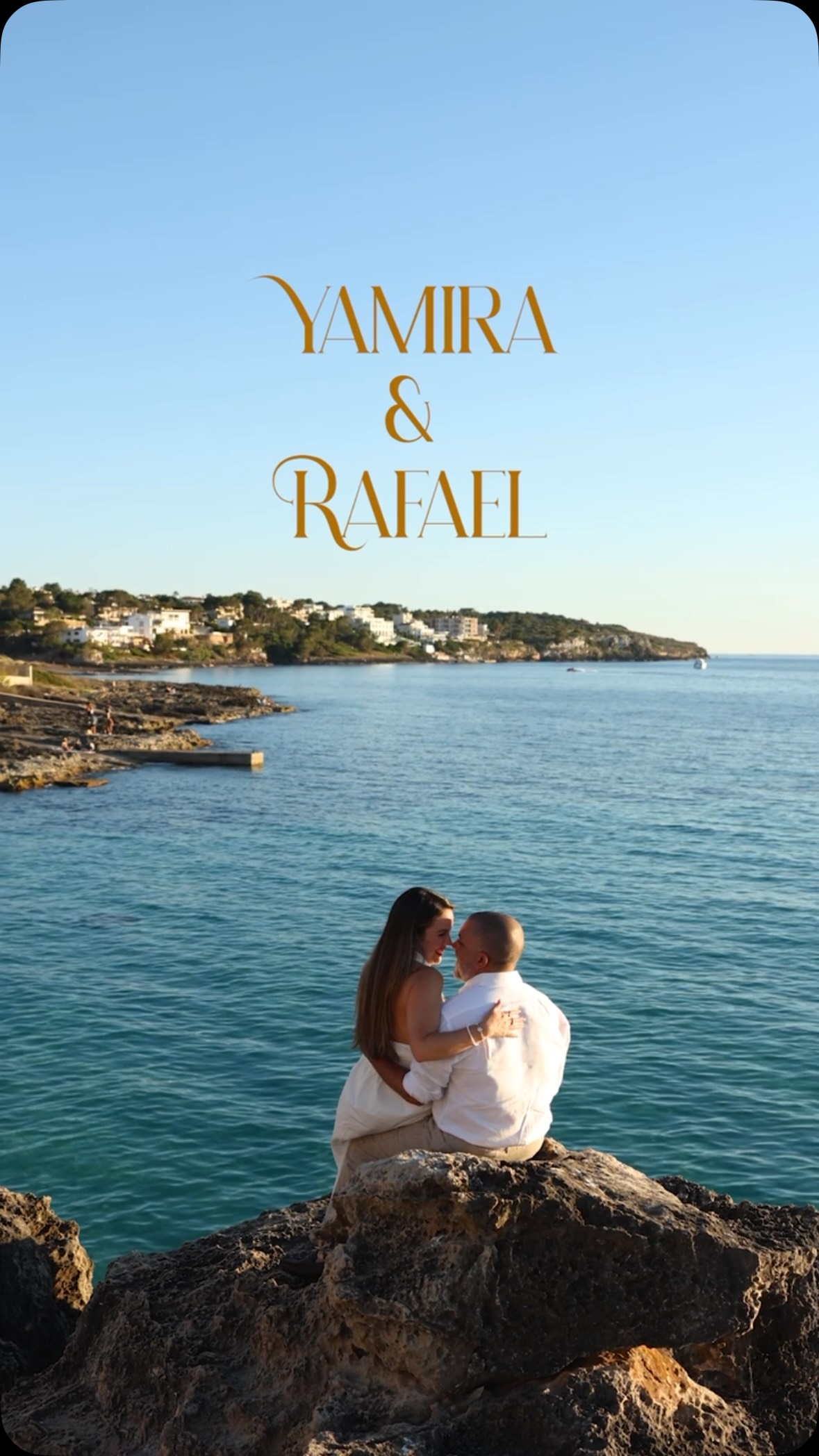 Desde Estados Unidos hasta Mallorca para celebrar su luna de miel ?
Yamira y Rafael eligieron esta isla para vivir unos días inolvidables juntos, y qué mejor manera de recordarlos que con una sesión al atardecer, cuando Mallorca se viste de oro y el tiempo parece detenerse ?❤️
No hicieron falta poses ni grandes planes. Solo caminar, reír, abrazarse, disfrutar y repetir su baile nupcial ?
Porque al final, las mejores fotografías no hablan de lugares. Hablan de personas, de emociones y de recuerdos que merecen quedarse para siempre ✨
? Prisca Laguna fotógrafa en Mallorca