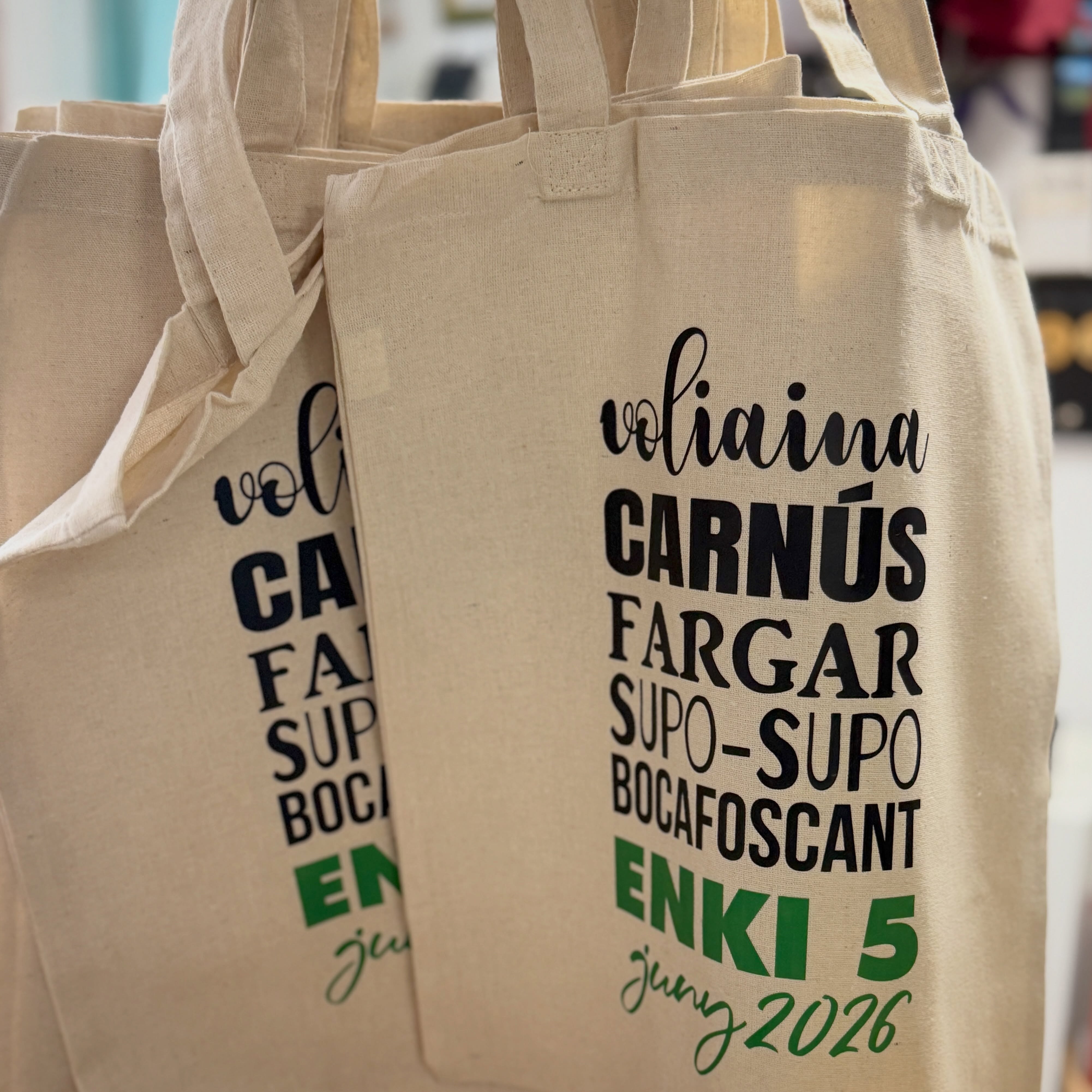 Saps l’origen de les ToteBags? ☝?
Sí, en tens a patades. Però si te’n regalen una et fa una il·lusió tremenda! ?
Ideals per fer un detall per un aniversari, un regal per a la gent estimada, és l’excusa perfecta per afegir una peça única a les col·leccion!
Però d’on ve, la totebag? ?️
La paraula tote ve de l’anglès del segle XVII i significa simplement “portar” o “transportar”.
El gran salt va arribar el 1944, quan la marca americana L.L.Bean va crear una bossa de lona robusta per transportar gel de casa a casa.
Als anys 60 ja havia evolucionat cap a accessori de moda, i als 80 es va convertir en el que coneixem avui, un aparador portàtil en moviment per expressar identitat, valors i estil.
I tu? Quina portes amb orgull o quina guardes amb cura perquè mai es faci malbé?
#totebag #regalspersonalitzats #muntanyadidees