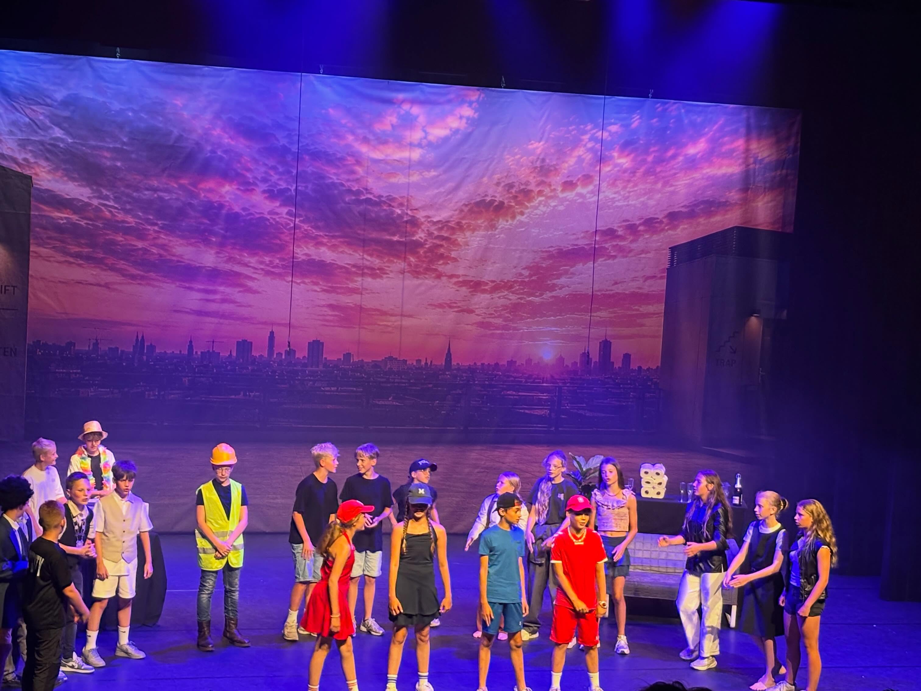 Groep 8B in de spotlight! ✨🎭
Wat een geweldige avond hadden de leerlingen van groep 8B van OBS de Linde in De Bond! Onder leiding van meester Tim lieten ze zien wat een talent en energie er in deze groep zit.
De zaal zat vol met trotse gasten: ouders, opa’s en oma’s, broers en zussen, en natuurlijk alle leerkrachten die deze kinderen hebben zien groeien. Van de prachtige skyline op de achtergrond tot elk kostuum en elk personage — alles klopte.
Trots, trots, trots op deze groep! 👏
#groep8b #obsdelinde #debond #podiumtrots #musical