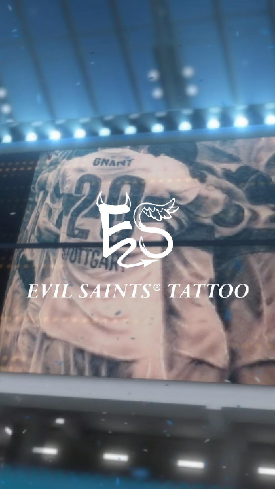 Mehr als nur ein Spiel. Lebenslänglich. ?️
Ein individuelles Fußballmotiv, verewigt mit maximaler Detailtreue. Jede Schattierung sitzt genau da, wo sie hingehört, um die Dynamik perfekt einzufangen.
Done at Evil Saints Studio. ⚡️
Welches Motiv aus der Sportwelt würdet ihr euch stechen lassen?
#footballculture #fussballfieber #fussballtattoo #vfbstuttgart #inkedlife