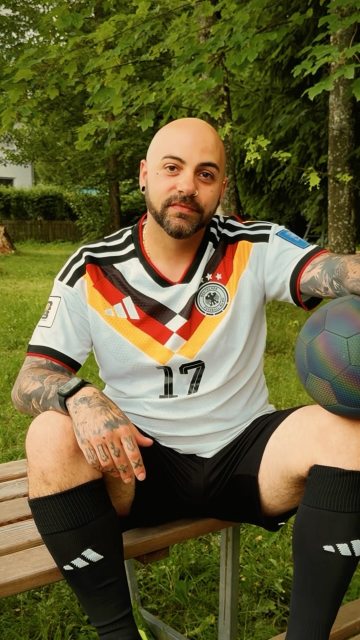 20% WM-SPECIAL AT EVIL SAINTS. ?
Ich haue ein exklusives Special zur Weltmeisterschaft raus! Du kriegst ab sofort 20% Rabatt auf alle von mir individuell angefertigten Tattoos zu den Themen Fußball & Bundesadler.
- Keine vorgefertigten Flashs – reine Custom-Arbeit nach deinen Wünschen.
- Maximale Detailtreue & tiefe Kontraste.
- Begrenzte Aktions-Slots.
?️ Aktionszeitraum: Nur bis zum WM-Finale
? Schreib mir jetzt direkt eine DM mit deiner Idee und sichere dir deinen Slot, bevor alle Termine weg sind!
#evilsaints #tattooreels #tattoospecial #fußballfieber #deutschlandtattoo