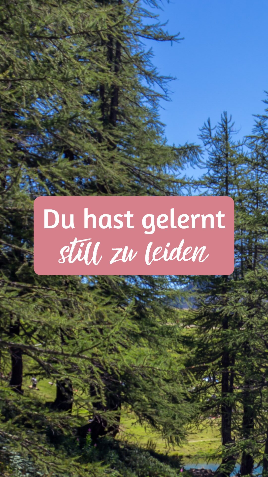 Viele Menschen ziehen sich zurück, wenn es ihnen schlecht geht.
Nicht weil sie keine Menschen mögen. Nicht weil sie keine Hilfe wollen, sondern weil sie früh gelernt haben, dass sie mit ihren Gefühlen alleine klarkommen müssen.
Vielleicht kennst du das.
Du hast einen schweren Tag.
Etwas belastet dich.
Eigentlich bräuchtest du jemanden zum Reden.
Doch statt dich mitzuteilen, ziehst du dich zurück.
Du sagst: „Es geht schon.“
Du lenkst dich ab.
Du machst weiter.
Weil es sich vertrauter anfühlt, alles mit dir selbst auszumachen.
Oft steckt dahinter kein Charakterzug, sondern eine Erfahrung.
Die Erfahrung, mit Schmerz, Angst oder Traurigkeit alleine gewesen zu sein.
Die Erfahrung, dass niemand wirklich gefragt hat, wie es dir geht und irgendwann wird daraus ein Muster.
Eines, das dich schützen sollte.
Aber heute vielleicht genau das verhindert, wonach du dich eigentlich sehnst:
✨ Nähe
✨ Verbindung
✨ Gesehen werden
Der erste Schritt ist nicht, alles anders zu machen.
Der erste Schritt ist zu erkennen, warum du es bisher so gemacht hast.
? Kommentiere „Verbindung“ und ich melde mich persönlich bei dir.
Gemeinsam schauen wir, was hinter diesem Muster steckt und wie ein anderer Weg für dich aussehen kann.