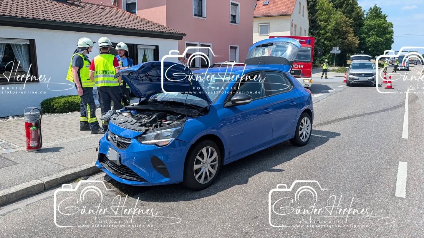 🗓️Datum: 29.06.2026
⏰Uhrzeit: 13:30 Uhr
🚒🚑 Einsatzart: THL 1
📍Einsatzort: Hörlkofen
🚒🚑🚁🚓 Eingesetzte Kräfte:
@feuerwehr_hörlkofen
@brk_kreisverband_erding
@polizeiobn
Pkw kommt von Fahrbahn ab
Am Montagnachmittag gegen 13:30 Uhr fuhr ein 87jähriger aus dem südlichen Landkreis mit seinem VW die Wörther Straße in Hörlkofen von Kirchötting kommend Richtung Ortsmitte. An der Einmündung zur Erdinger Straße (St. 2331) übersah er einen von links kommenden, vorfahrtsberechtigten Opel, welcher von einer 29jährigen aus Neuötting gesteuert wurde. Es kam zum Zusammenstoß, durch den beide Beteiligte leicht verletzt wurden. Eine weitere medizinische Versorgung in einem Krankenhaus war nicht notwendig. Es entstand ein Sachschaden von ca. 28.000 €. Beide Fahrzeuge waren nicht mehr fahrbereit und mussten abgeschleppt werden.
Quelle: PI Erding
Günter Herkner
#thl #unfall #feuerwehr #rettungsdienst #polizei luftrettung blaulicht technischehilfe gefahrgut abc brand freiwilligefeuerwehr