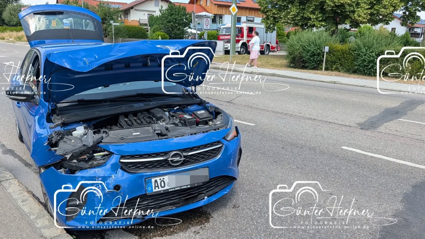 🗓️Datum: 29.06.2026
⏰Uhrzeit: 13:30 Uhr
🚒🚑 Einsatzart: THL 1
📍Einsatzort: Hörlkofen
🚒🚑🚁🚓 Eingesetzte Kräfte:
@feuerwehr_hörlkofen
@brk_kreisverband_erding
@polizeiobn
Pkw kommt von Fahrbahn ab
Am Montagnachmittag gegen 13:30 Uhr fuhr ein 87jähriger aus dem südlichen Landkreis mit seinem VW die Wörther Straße in Hörlkofen von Kirchötting kommend Richtung Ortsmitte. An der Einmündung zur Erdinger Straße (St. 2331) übersah er einen von links kommenden, vorfahrtsberechtigten Opel, welcher von einer 29jährigen aus Neuötting gesteuert wurde. Es kam zum Zusammenstoß, durch den beide Beteiligte leicht verletzt wurden. Eine weitere medizinische Versorgung in einem Krankenhaus war nicht notwendig. Es entstand ein Sachschaden von ca. 28.000 €. Beide Fahrzeuge waren nicht mehr fahrbereit und mussten abgeschleppt werden.
Quelle: PI Erding
Günter Herkner
#thl #unfall #feuerwehr #rettungsdienst #polizei luftrettung blaulicht technischehilfe gefahrgut abc brand freiwilligefeuerwehr