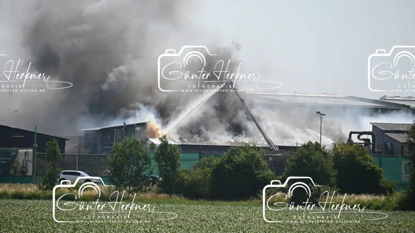Lagerhalle von Recyclingbetrieb Wurzer brennt: Großaufgebot im Einsatz
🗓️Datum: 28.06.2026
⏰Uhrzeit: 10:21 Uhr
🚒🚑 Einsatzart: B 4
📍Einsatzort: Eitting
🚒🚑🚁🚓 Eingesetzte Kräfte:
Eine Lagerhalle ist in Brand geraten. Mehrere Feuerwehren bekämpfen den Brand mit starker Rauchentwicklung seit Stunden. Eine Warnmeldung an die Eittinger Bevölkerung ging raus.
Eitting – Eine Lagerhalle des Recyclingbetriebs Wurzer in Eitting ist am Sonntagvormittag gegen 10.20 Uhr in Brand geraten. Einsatzkräfte mehrerer Feuerwehren sind mit einem Großaufgebot vor Ort und bekämpfen das Feuer. Es kommt derzeit zu starker Rauchentwicklung.
Laut einem Sprecher des Polizeipräsidiums Oberbayern-Nord war am Sonntagvormittag gegen 10.20 Uhr Müll in einer Lagerhalle in Brand geraten, „und im Folgenden wohl auch die Lagerhalle selbst“. Über die Größe der Halle sowie Ausmaß des Schadens könne er noch keine Auskünfte geben. Verletzte habe es durch den Brand nicht gegeben. Aber aufgrund der sehr starken Rauchentwicklung in Richtung Osten „haben wir gerade vor ein paar Minuten auch noch über unsere Social Media Accounts Warnungen für die Bevölkerung in Eitting ausgesteuert“, sagte der Sprecher am Sonntag gegen 14.30 Uhr. „Sicherheit geht einfach vor. Man weiß ja nicht, was da genau in Brand geraten ist.“ Wegen der Brandursache werde noch ermittelt.
Wegen der Brandursache werde noch ermittelt. Dem Vernehmen nach soll eine Halle einsturzgefährdet gewesen sein und das Feuer auf ein weiteres Gebäude übergegriffen haben. Ein Sprecher der Firma Wurzer war am Sonntag nicht erreichbar.
Für die Feuerwehren war der Einsatz angesichts der ohnehin hohen Temperaturen eine ganz besondere Herausforderung. So war zu hören, dass die enorme körperliche Belastung für mehrere Einsatzkräfte zu viel wurde. Sie mussten selbst behandelt werden.
Bei Temperaturen um die 40 Grad kamen die vielen Atemschutzgeräteträger an ihr Limit: Mit rund 25 Kilogramm schweren Pressluftflaschen und in voller Montur gaben sie alles, um das Feuer schnellstmöglich unter Kontrolle zu bringen, sagt Sebastian Brendel, Pressesprecher der Kreisbrandinspektion Freising.
Quelle: Merkur online
📷 Günter Herkner
