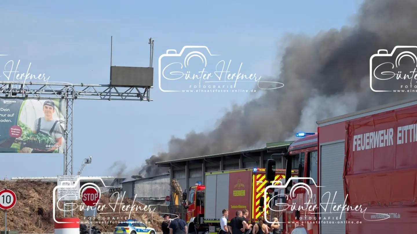 Lagerhalle von Recyclingbetrieb Wurzer brennt: Großaufgebot im Einsatz
🗓️Datum: 28.06.2026
⏰Uhrzeit: 10:21 Uhr
🚒🚑 Einsatzart: B 4
📍Einsatzort: Eitting
🚒🚑🚁🚓 Eingesetzte Kräfte:
Eine Lagerhalle ist in Brand geraten. Mehrere Feuerwehren bekämpfen den Brand mit starker Rauchentwicklung seit Stunden. Eine Warnmeldung an die Eittinger Bevölkerung ging raus.
Eitting – Eine Lagerhalle des Recyclingbetriebs Wurzer in Eitting ist am Sonntagvormittag gegen 10.20 Uhr in Brand geraten. Einsatzkräfte mehrerer Feuerwehren sind mit einem Großaufgebot vor Ort und bekämpfen das Feuer. Es kommt derzeit zu starker Rauchentwicklung.
Laut einem Sprecher des Polizeipräsidiums Oberbayern-Nord war am Sonntagvormittag gegen 10.20 Uhr Müll in einer Lagerhalle in Brand geraten, „und im Folgenden wohl auch die Lagerhalle selbst“. Über die Größe der Halle sowie Ausmaß des Schadens könne er noch keine Auskünfte geben. Verletzte habe es durch den Brand nicht gegeben. Aber aufgrund der sehr starken Rauchentwicklung in Richtung Osten „haben wir gerade vor ein paar Minuten auch noch über unsere Social Media Accounts Warnungen für die Bevölkerung in Eitting ausgesteuert“, sagte der Sprecher am Sonntag gegen 14.30 Uhr. „Sicherheit geht einfach vor. Man weiß ja nicht, was da genau in Brand geraten ist.“ Wegen der Brandursache werde noch ermittelt.
Wegen der Brandursache werde noch ermittelt. Dem Vernehmen nach soll eine Halle einsturzgefährdet gewesen sein und das Feuer auf ein weiteres Gebäude übergegriffen haben. Ein Sprecher der Firma Wurzer war am Sonntag nicht erreichbar.
Für die Feuerwehren war der Einsatz angesichts der ohnehin hohen Temperaturen eine ganz besondere Herausforderung. So war zu hören, dass die enorme körperliche Belastung für mehrere Einsatzkräfte zu viel wurde. Sie mussten selbst behandelt werden.
Bei Temperaturen um die 40 Grad kamen die vielen Atemschutzgeräteträger an ihr Limit: Mit rund 25 Kilogramm schweren Pressluftflaschen und in voller Montur gaben sie alles, um das Feuer schnellstmöglich unter Kontrolle zu bringen, sagt Sebastian Brendel, Pressesprecher der Kreisbrandinspektion Freising.
Quelle: Merkur online
📷 Günter Herkner